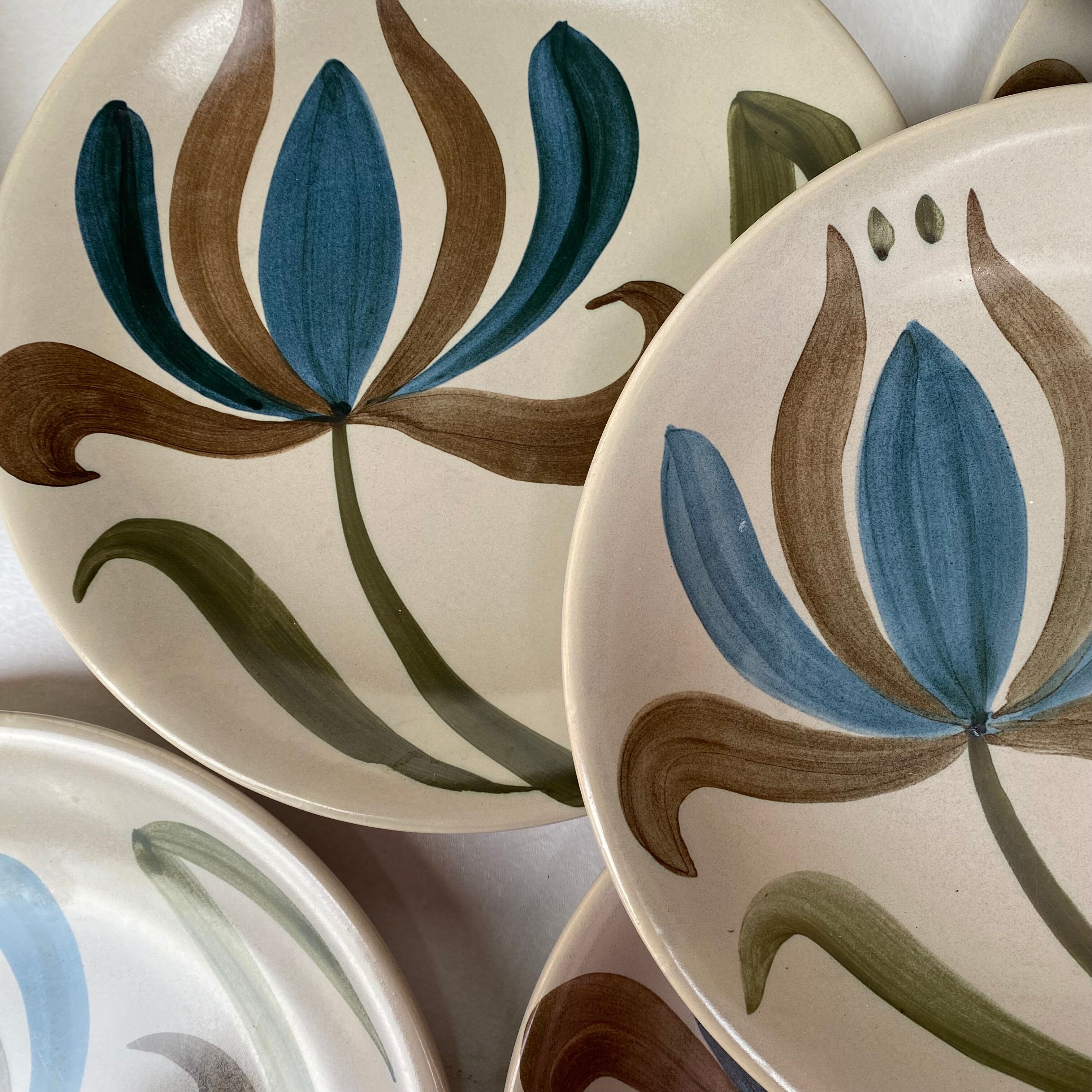 Vintage flat plates in Longchamp sandstone