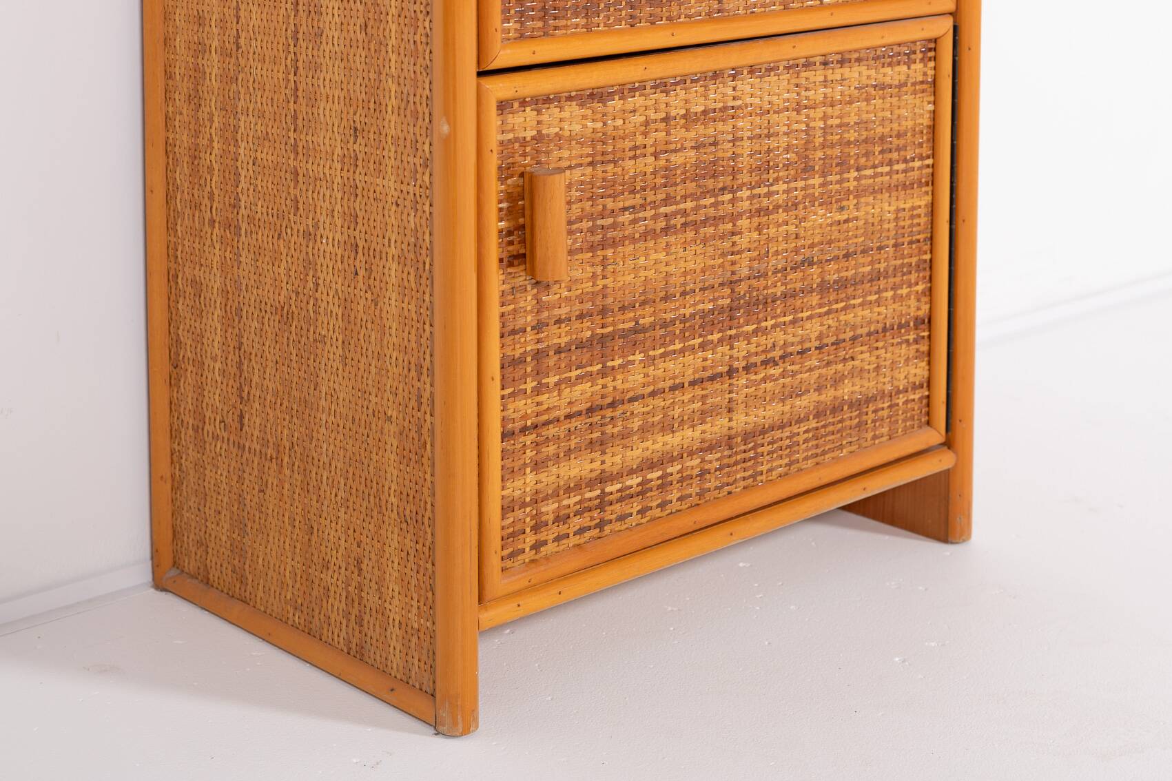 Armoire vintage en rotin et osier