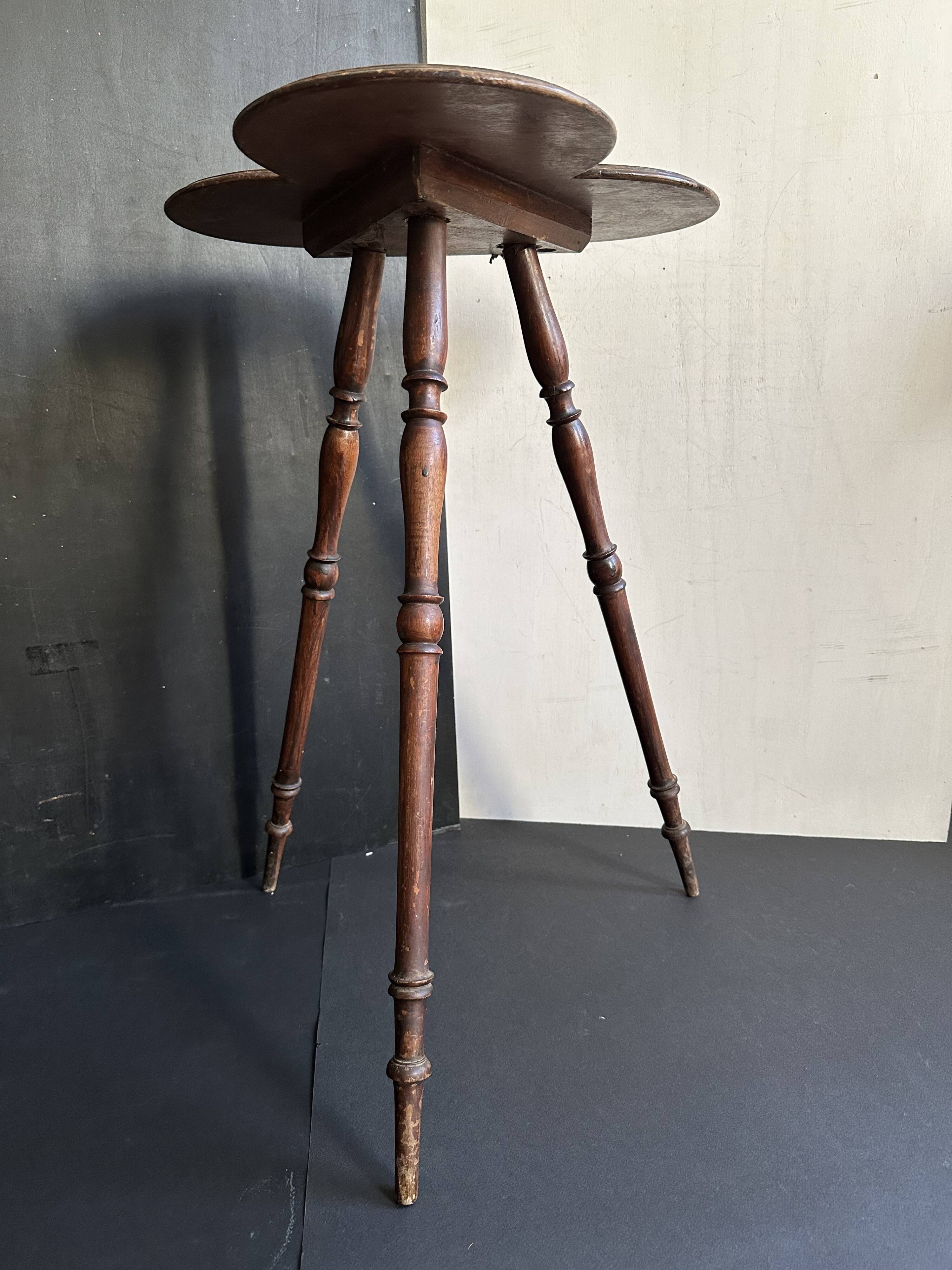 Guéridon Napoléon III en bois, forme trèfle