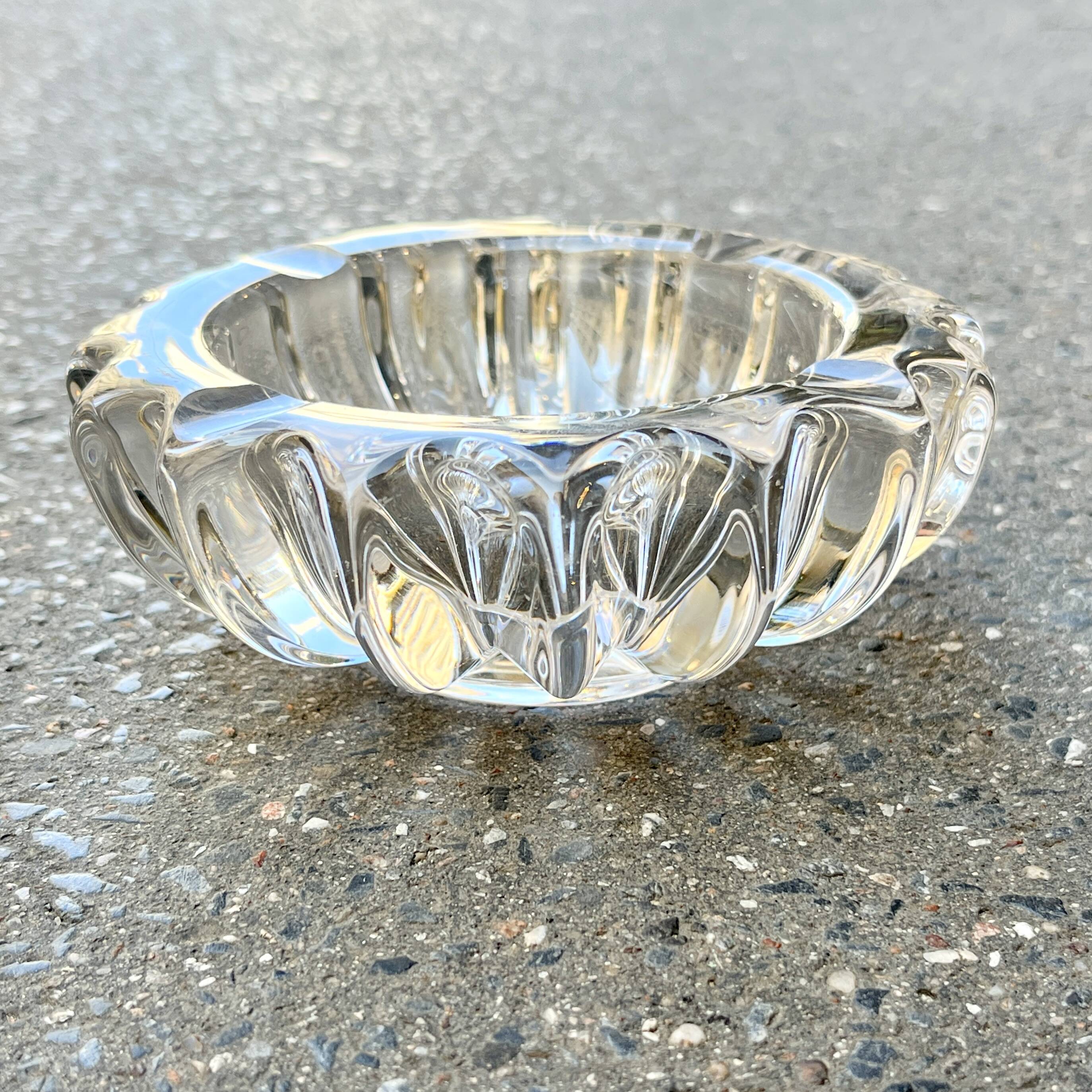 Art Deco molded glass ashtray by Pierre D'Avesn - Art Deco pocket emptier