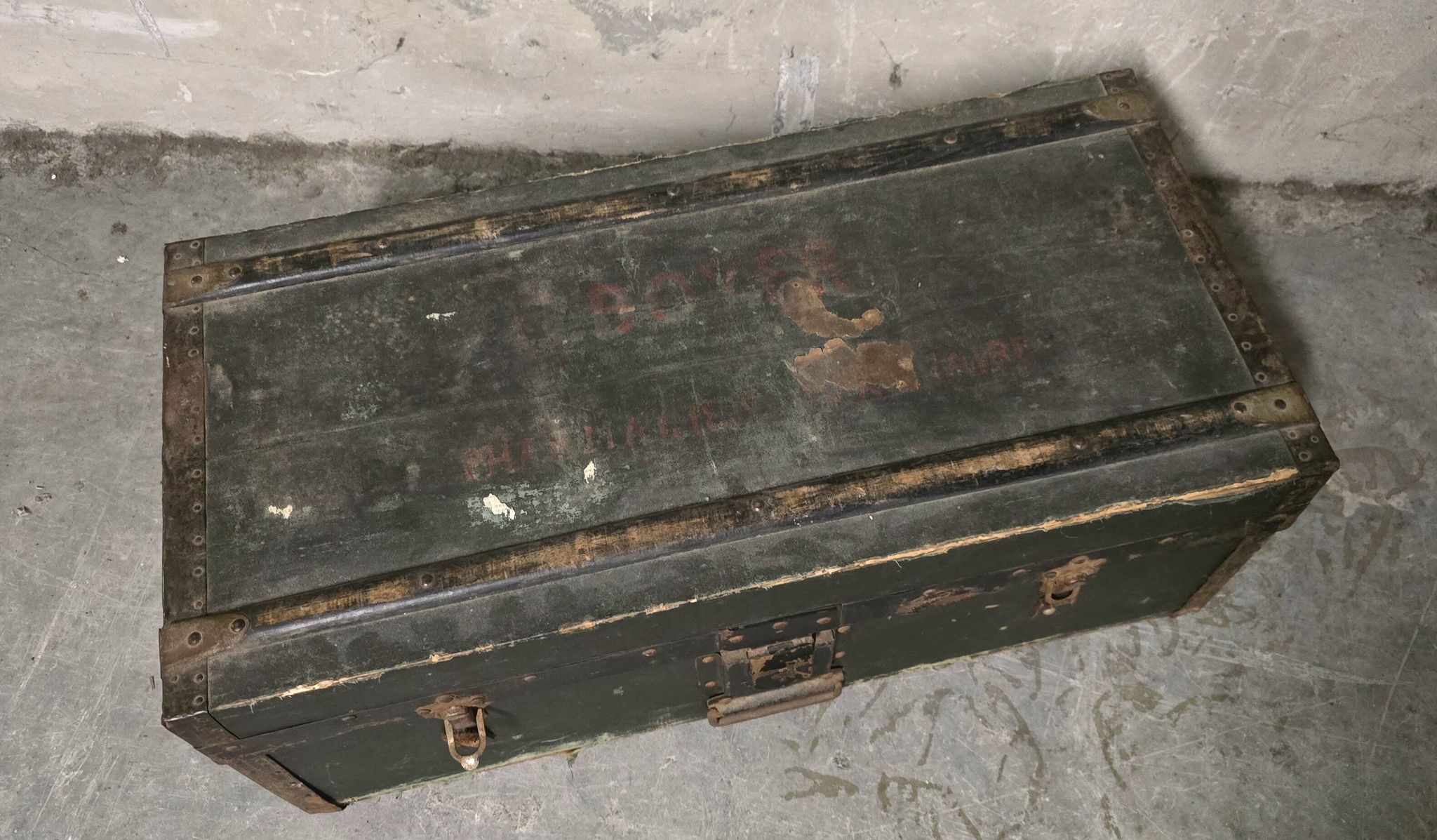 Malle ancienne en bois et métal – Style industriel / militaire