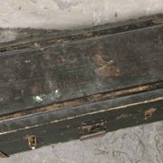 Malle ancienne en bois et métal – Style industriel / militaire