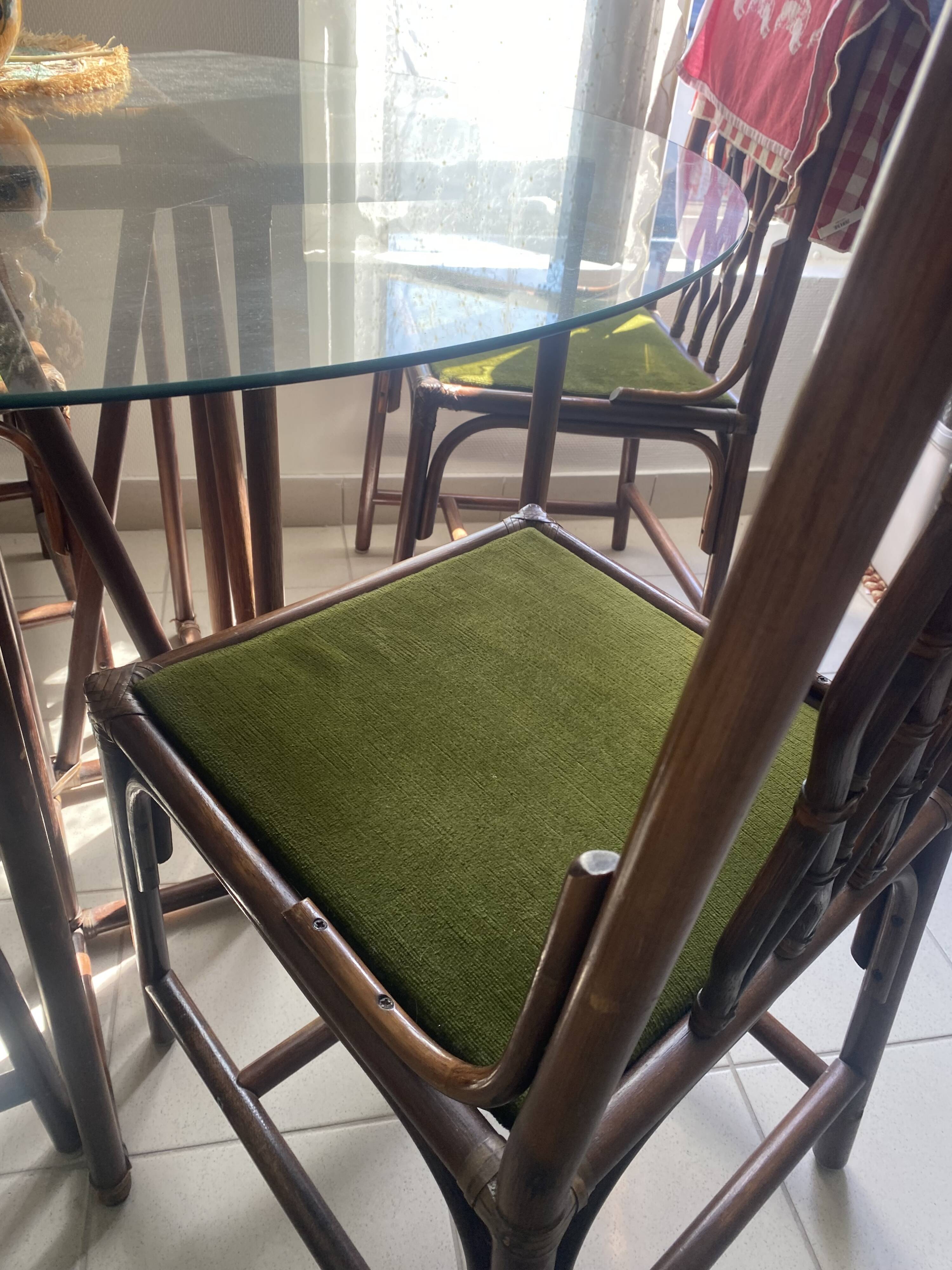 Table et chaises en rotin