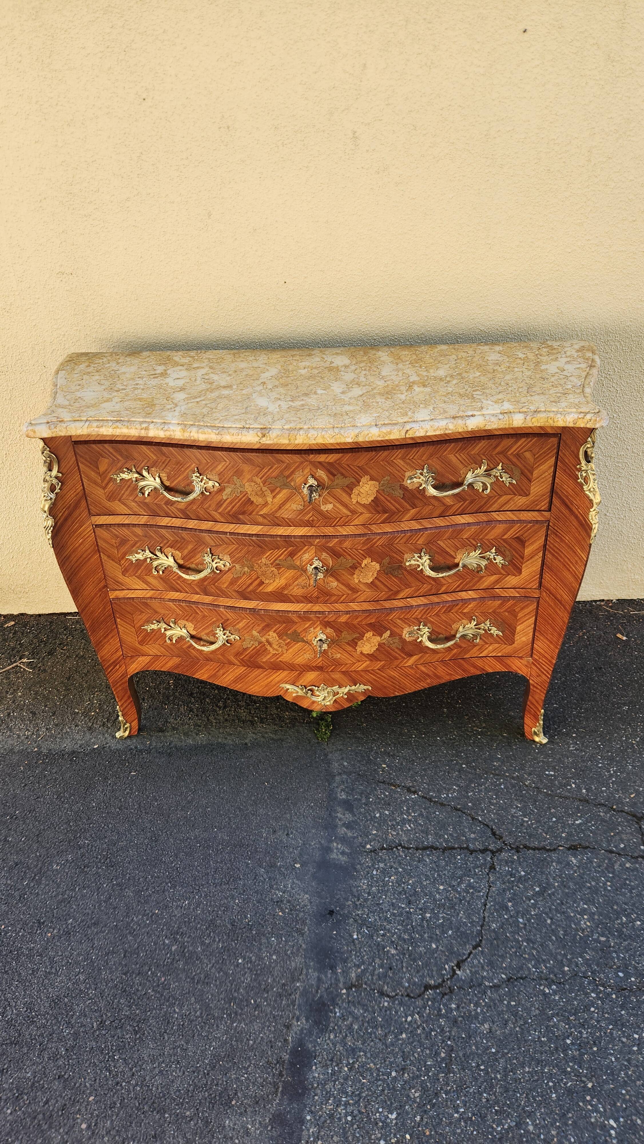 Superbe commode de style Louis XV galbée en marqueterie