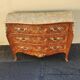 Superbe commode de style Louis XV galbée en marqueterie