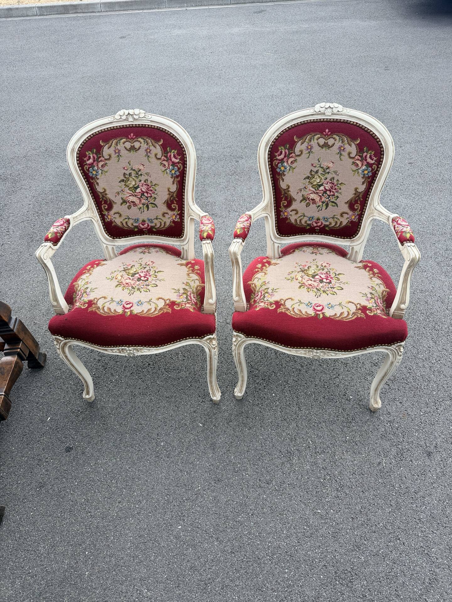 Pair of Louis XV style armchairs - Carved wood and floral upholstery