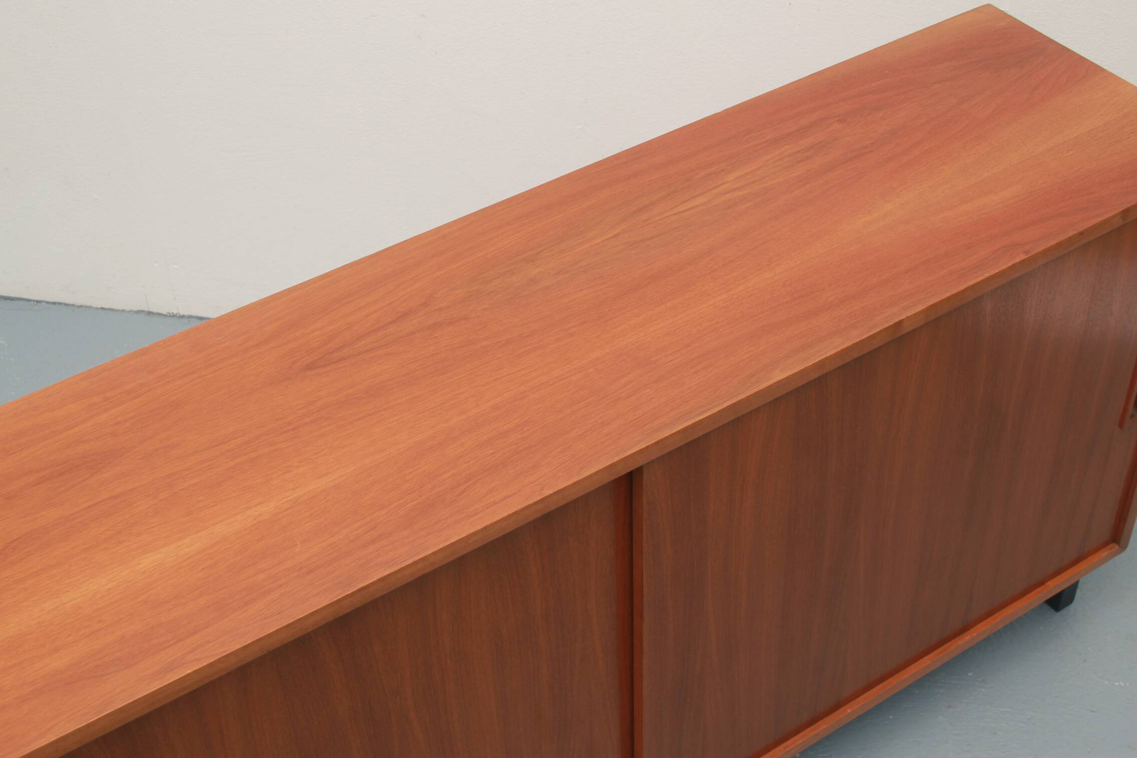 Buffet années 1960 en noyer avec portes coulissantes, 120cm