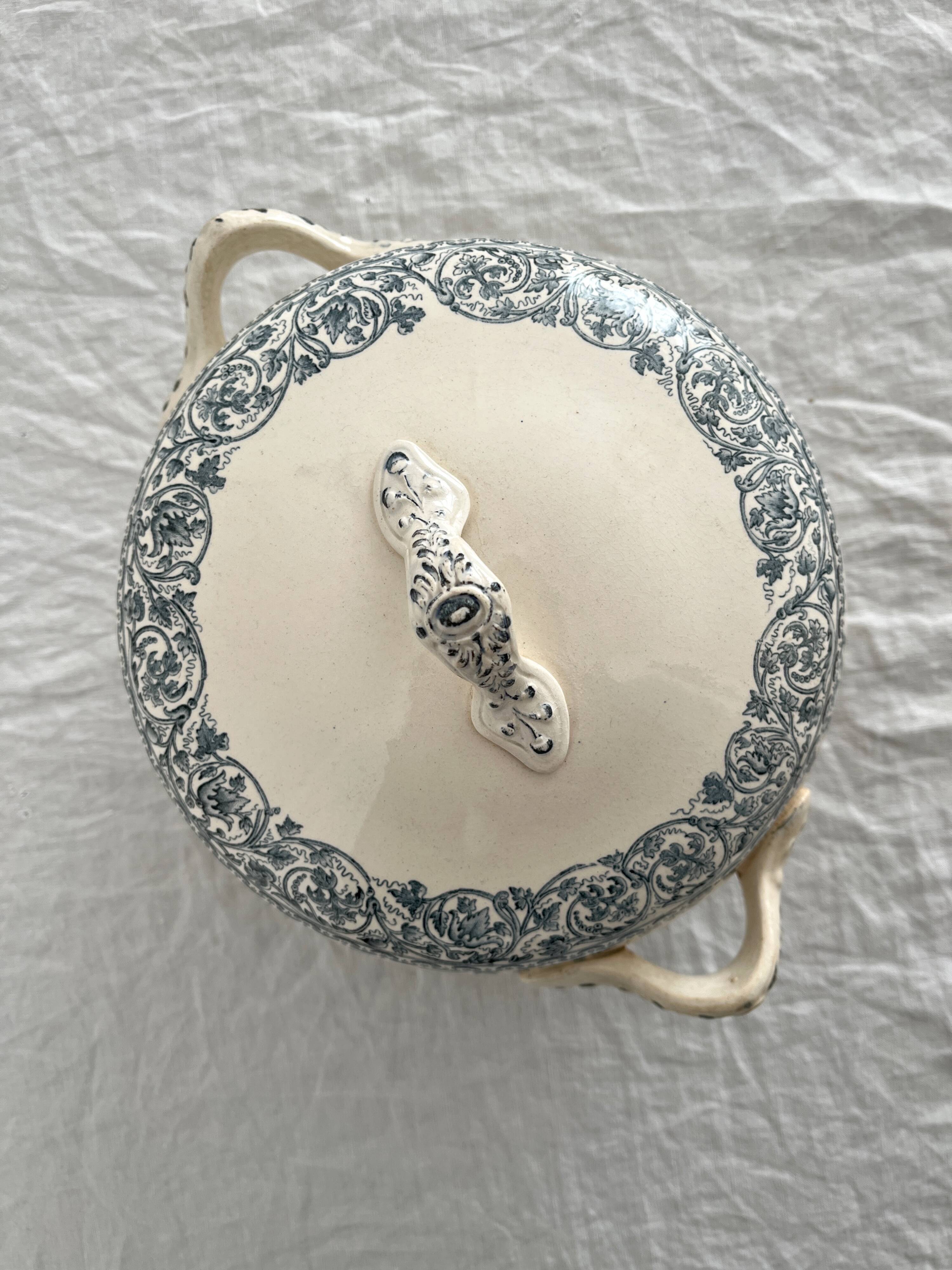 Small ironstone tureen "Renaissance" Creil and Montereau