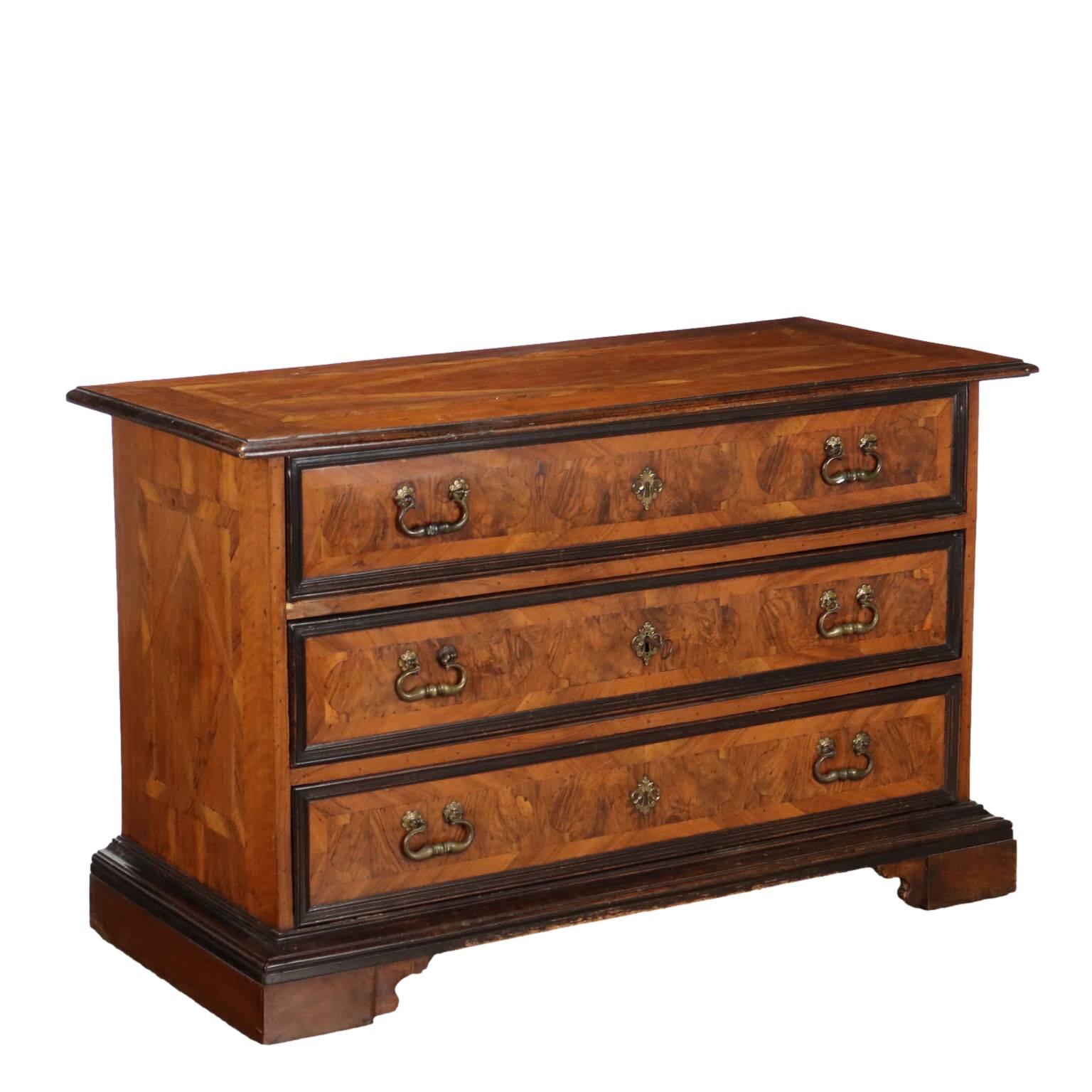 Commode baroque en noyer antique avec 3 tiroirs, 18e siècle.