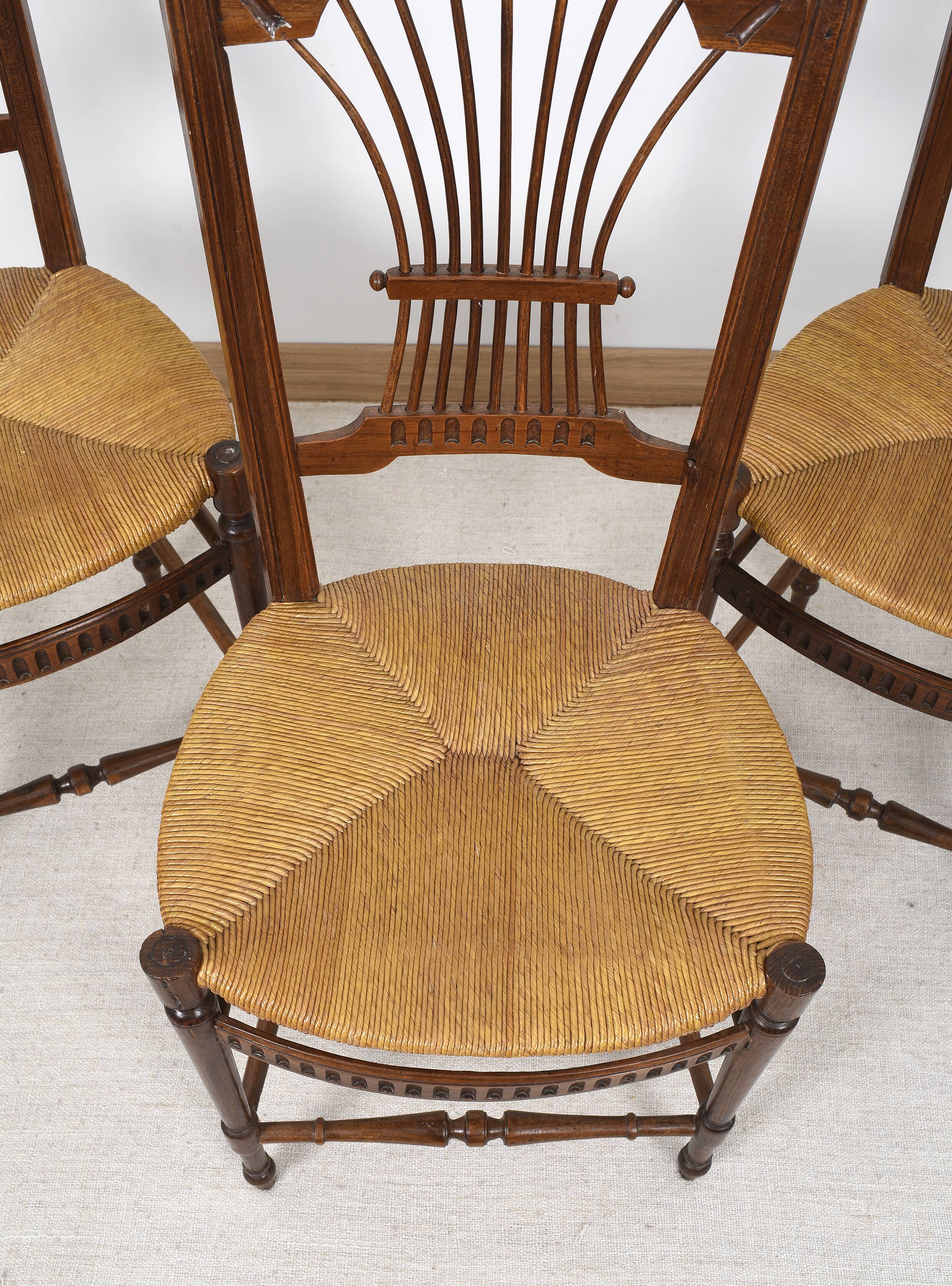 3 wooden and straw chairs, decorated with a sheaf of wheat.