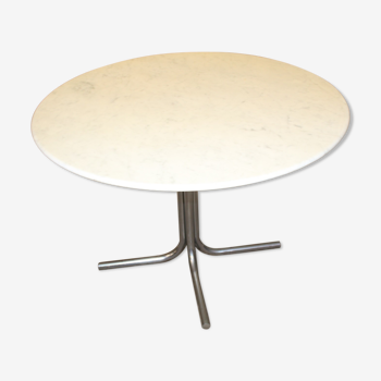 Round marble table