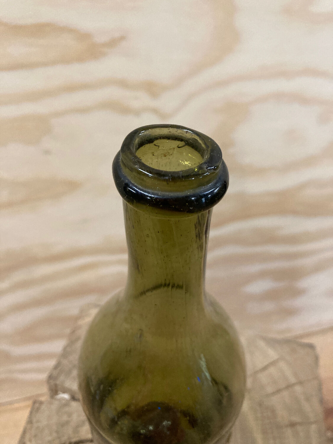 Bouteille en verre verte ancienne Wabi Sabi