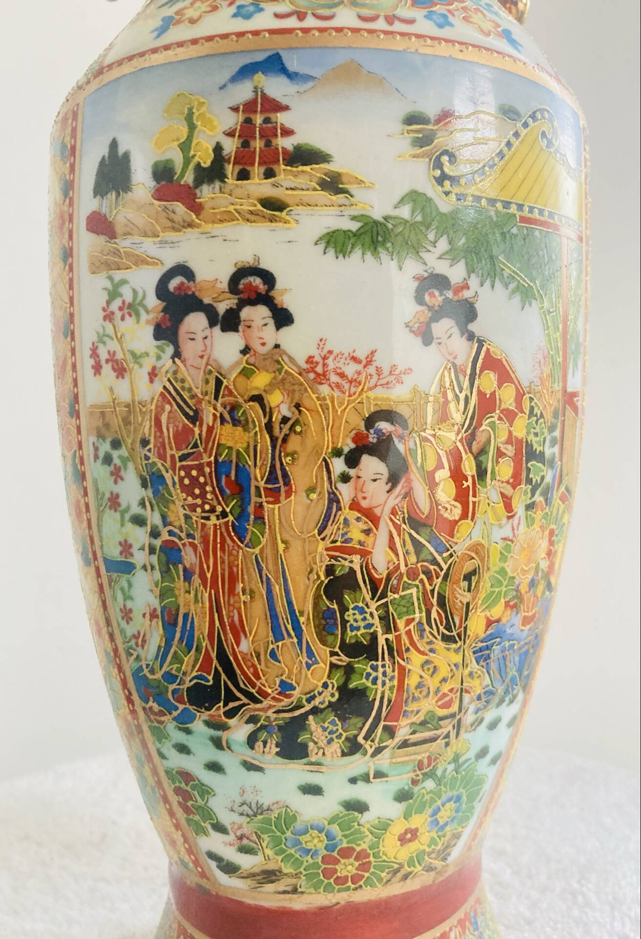 Antique Japanese Satsuma vase, 19th - early 20th century, decorated with geishas.