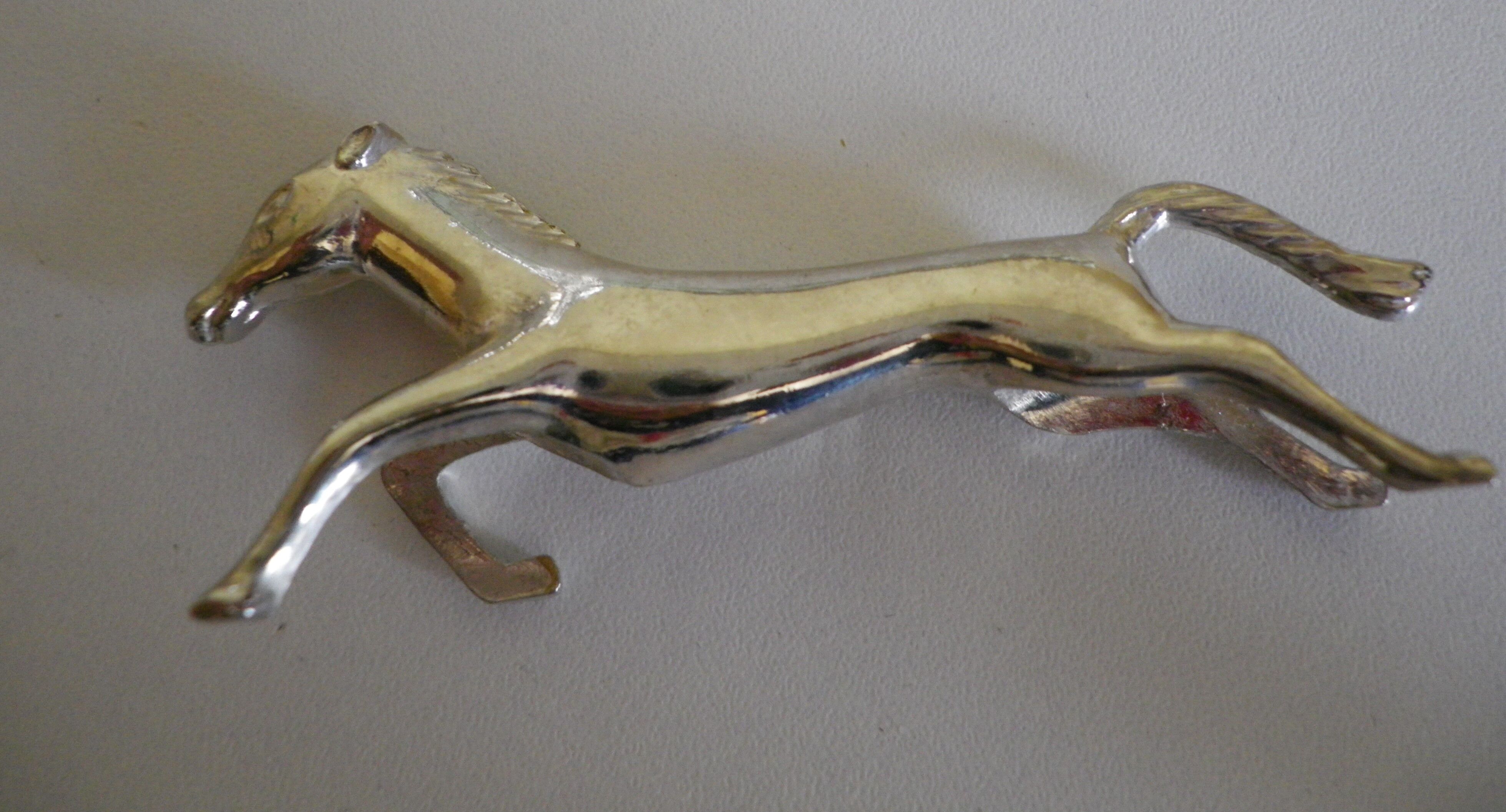 Silver metal knives in their origin box