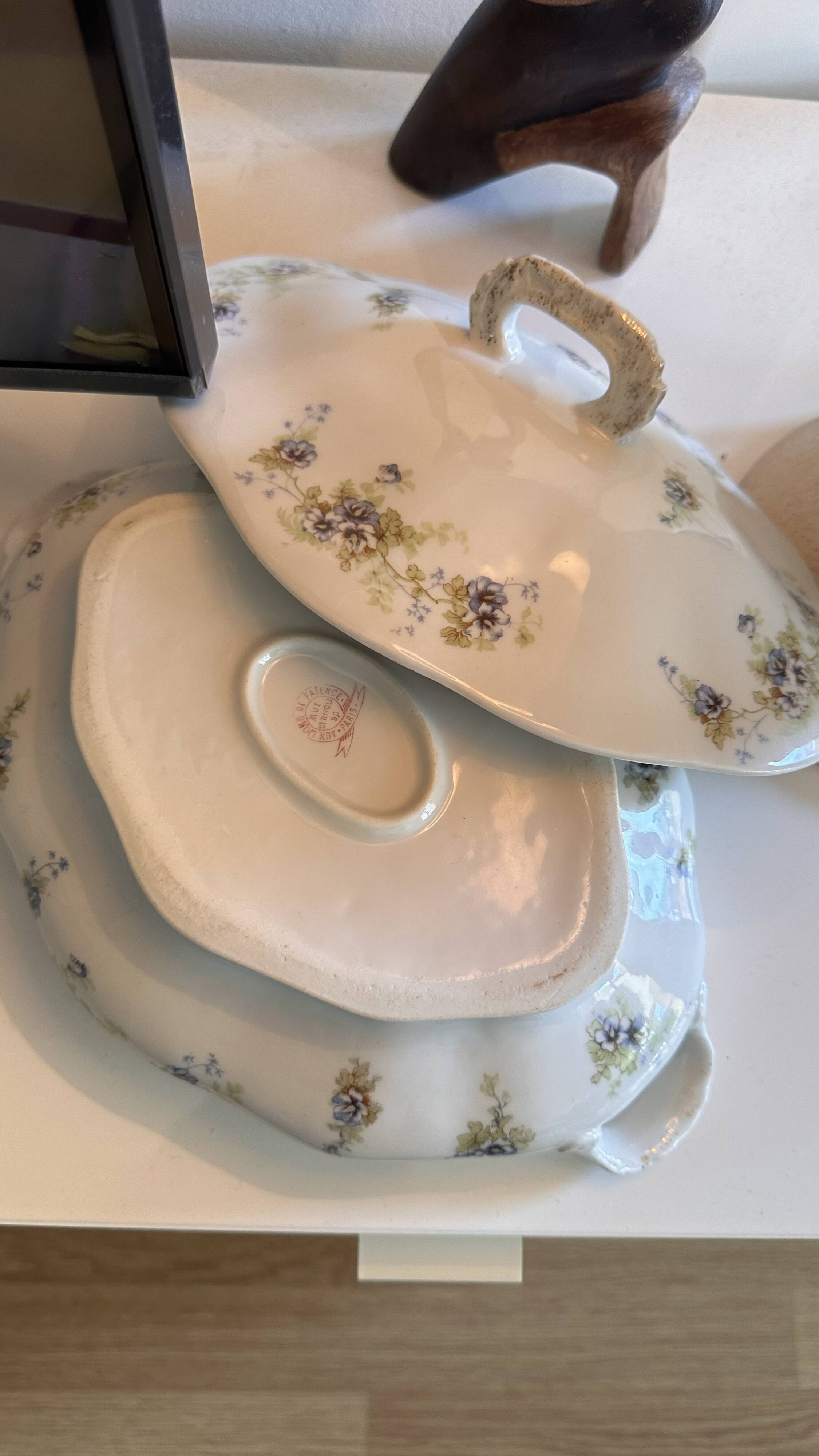 Soup tureen "Aux Lions de Faïence" Paris - Perfect Condition