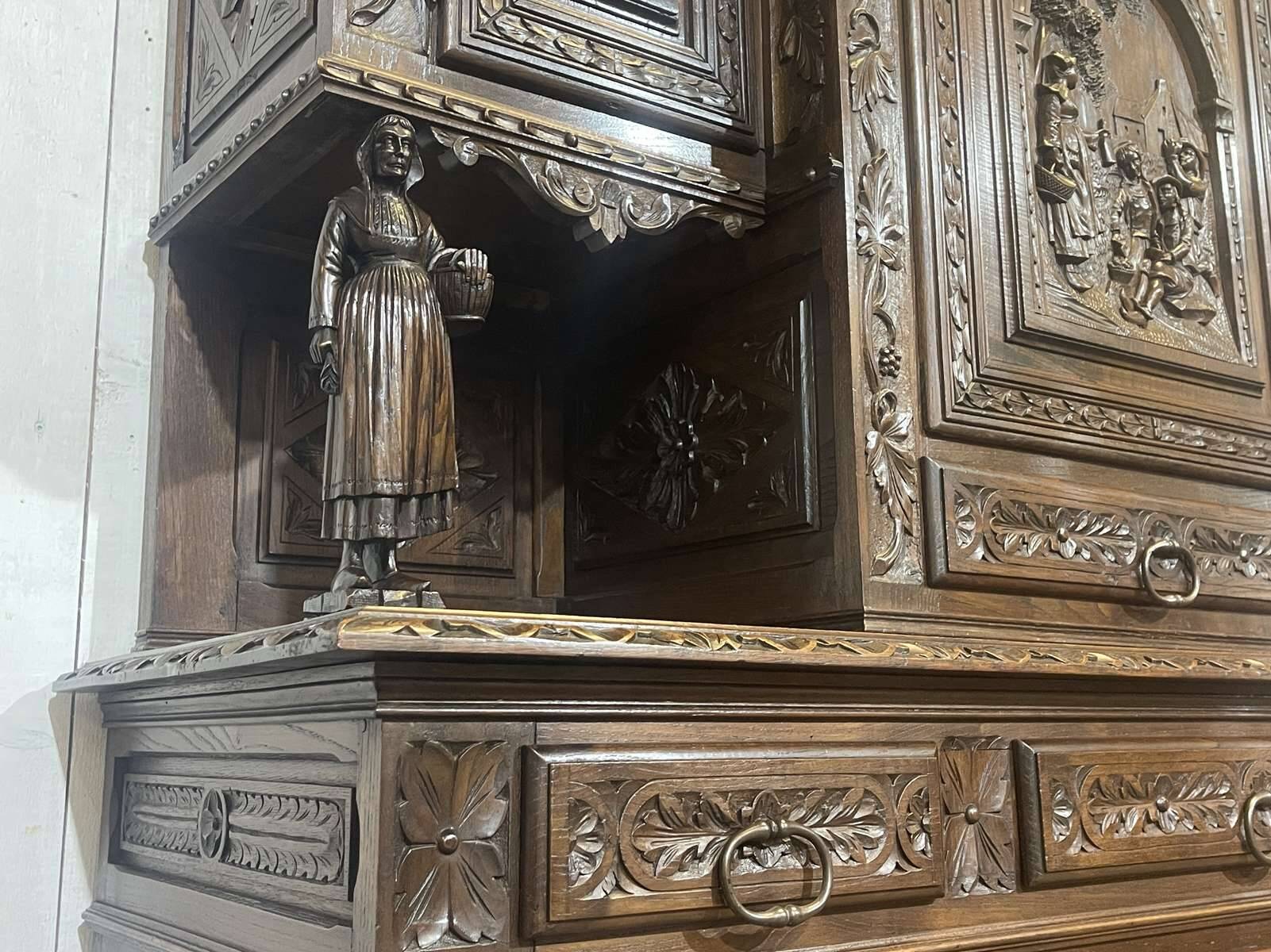 Buffet Breton 2 corps début XXème en châtaignier richement sculpté