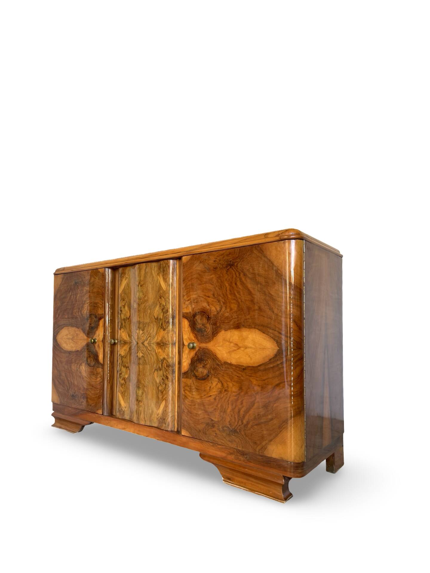 Italian Art deco burl walnut sideboard, of great quality.