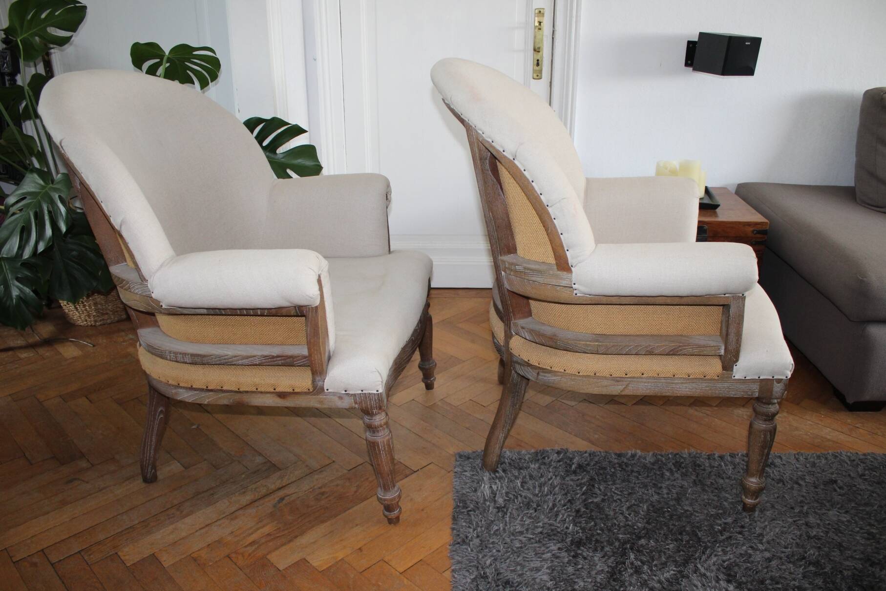 Paire de bergères beige et bois cérusé