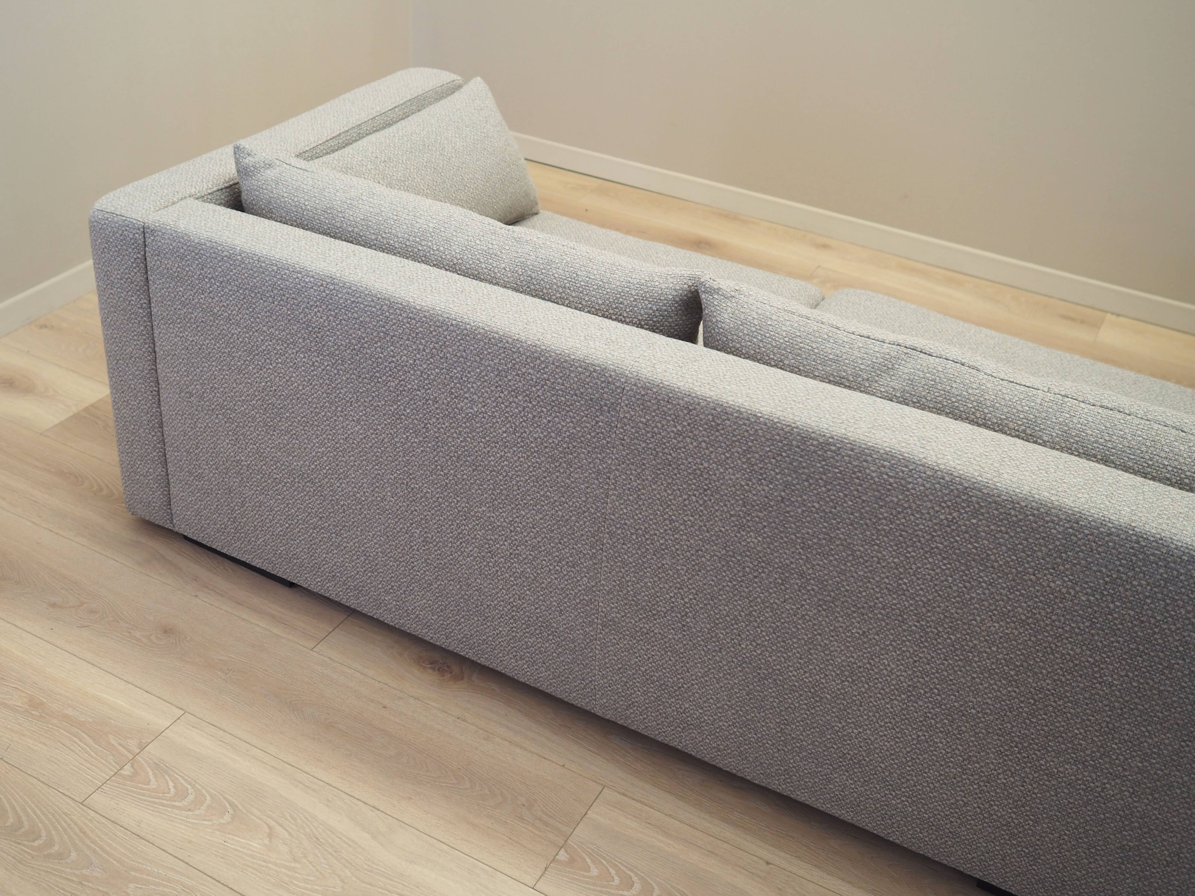 Canapé d'angle gris, design scandinave, années 2000