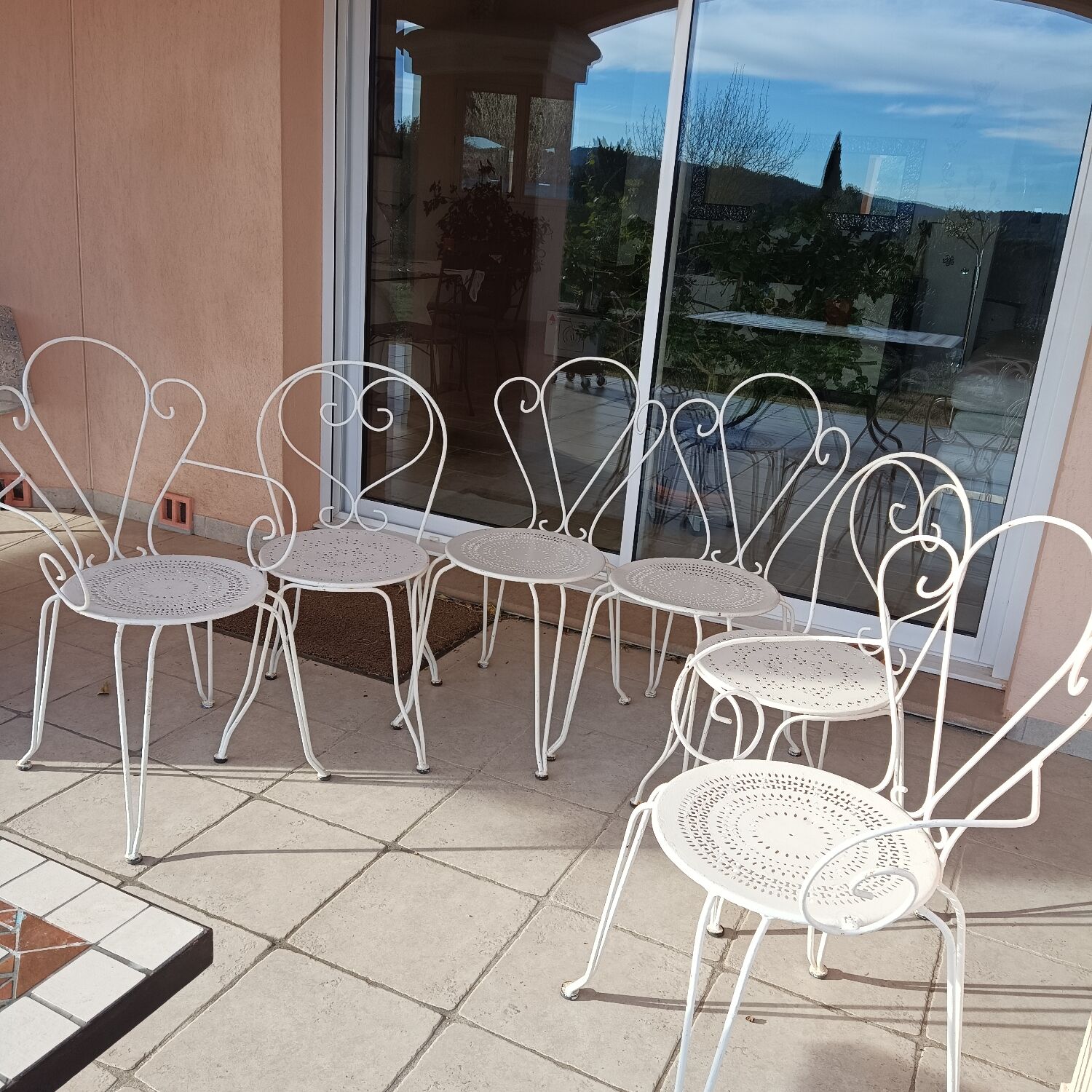 D'époque 4 chaises et 2 fauteuils blancs fer forgé