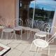 D'époque 4 chaises et 2 fauteuils blancs fer forgé