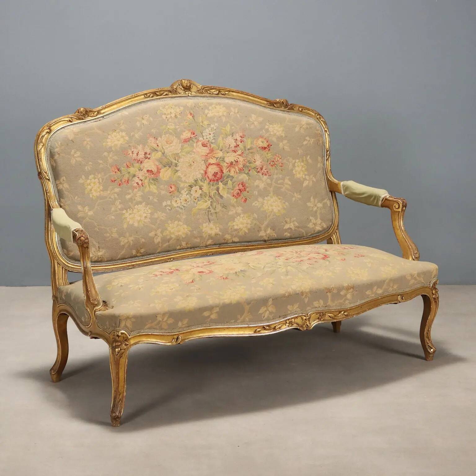 Canapé ancien style baroque, décorations en bois doré, XIXe siècle