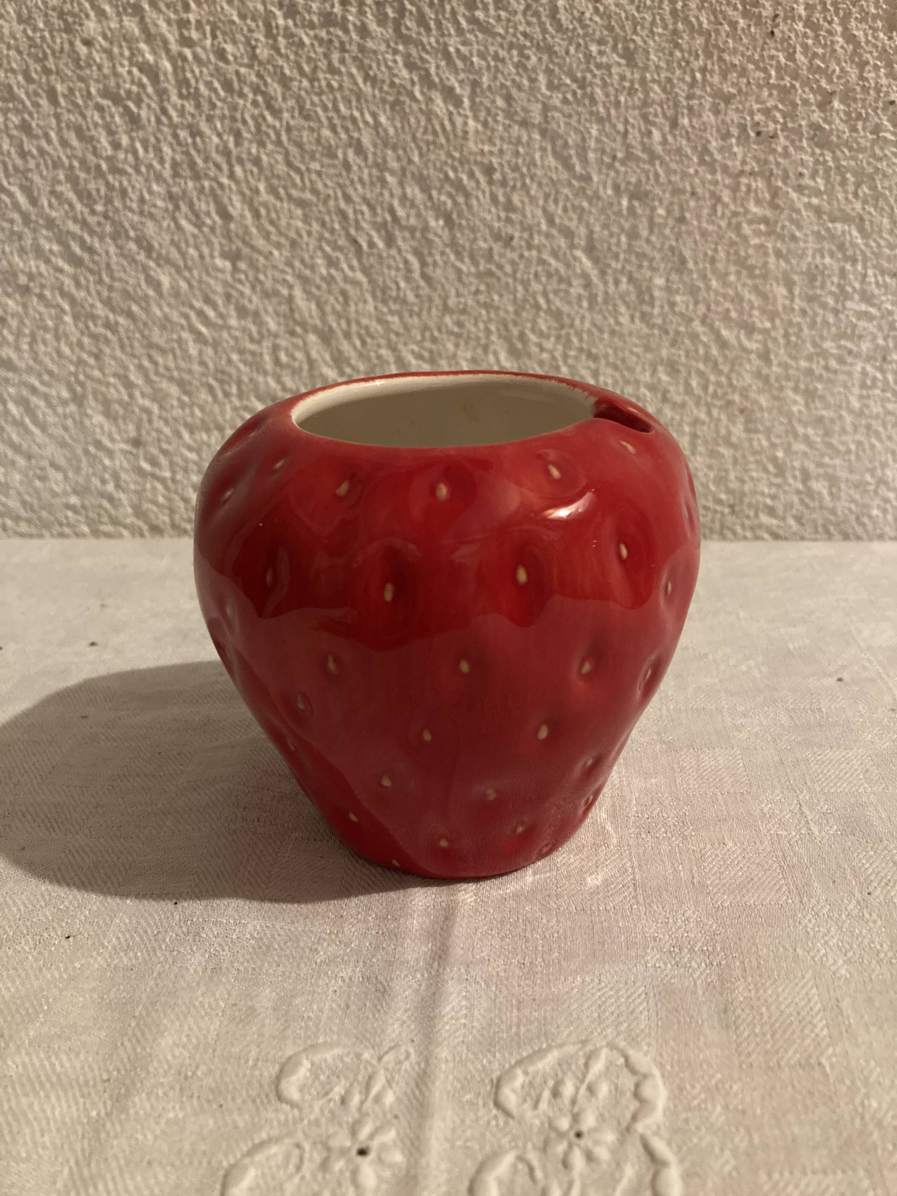 Strawberry-shaped jam slip