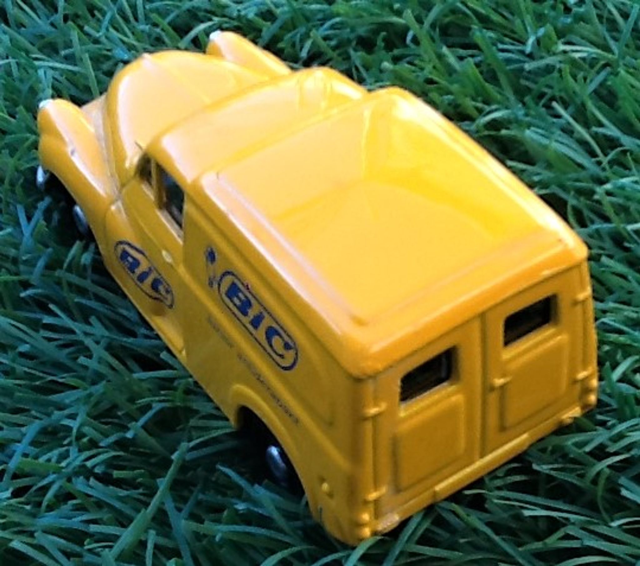 Morris1000 Van Miniature Car (1961) Bic Corgi Scale Advertising: 1/55th