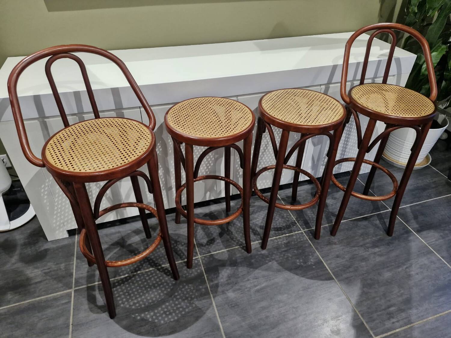 Lot de 4 tabourets de bistrot en cannage vintage