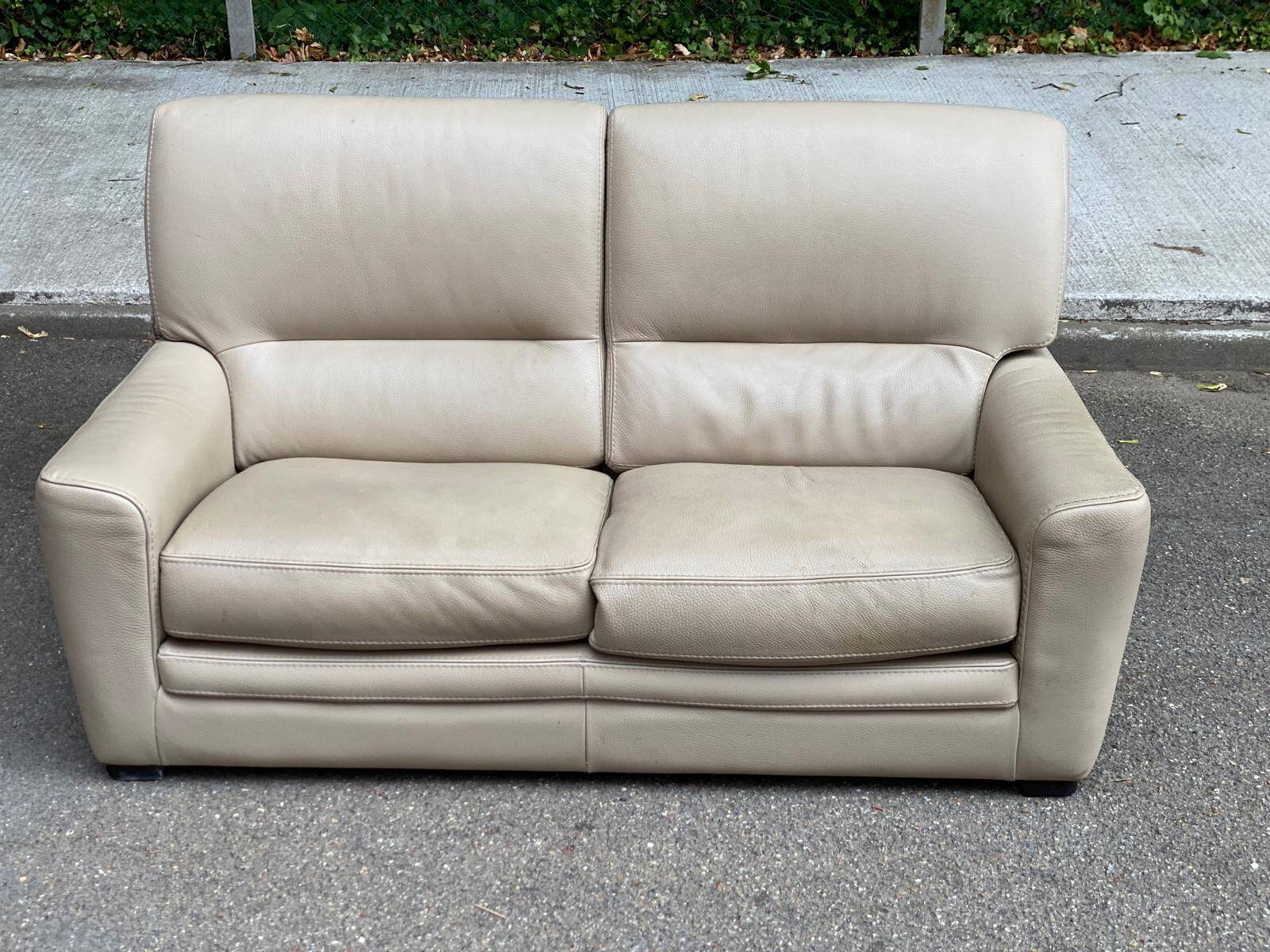 2/3-seater sofa in genuine beige leather by Roche Bobois. Very good condition, great comfort.