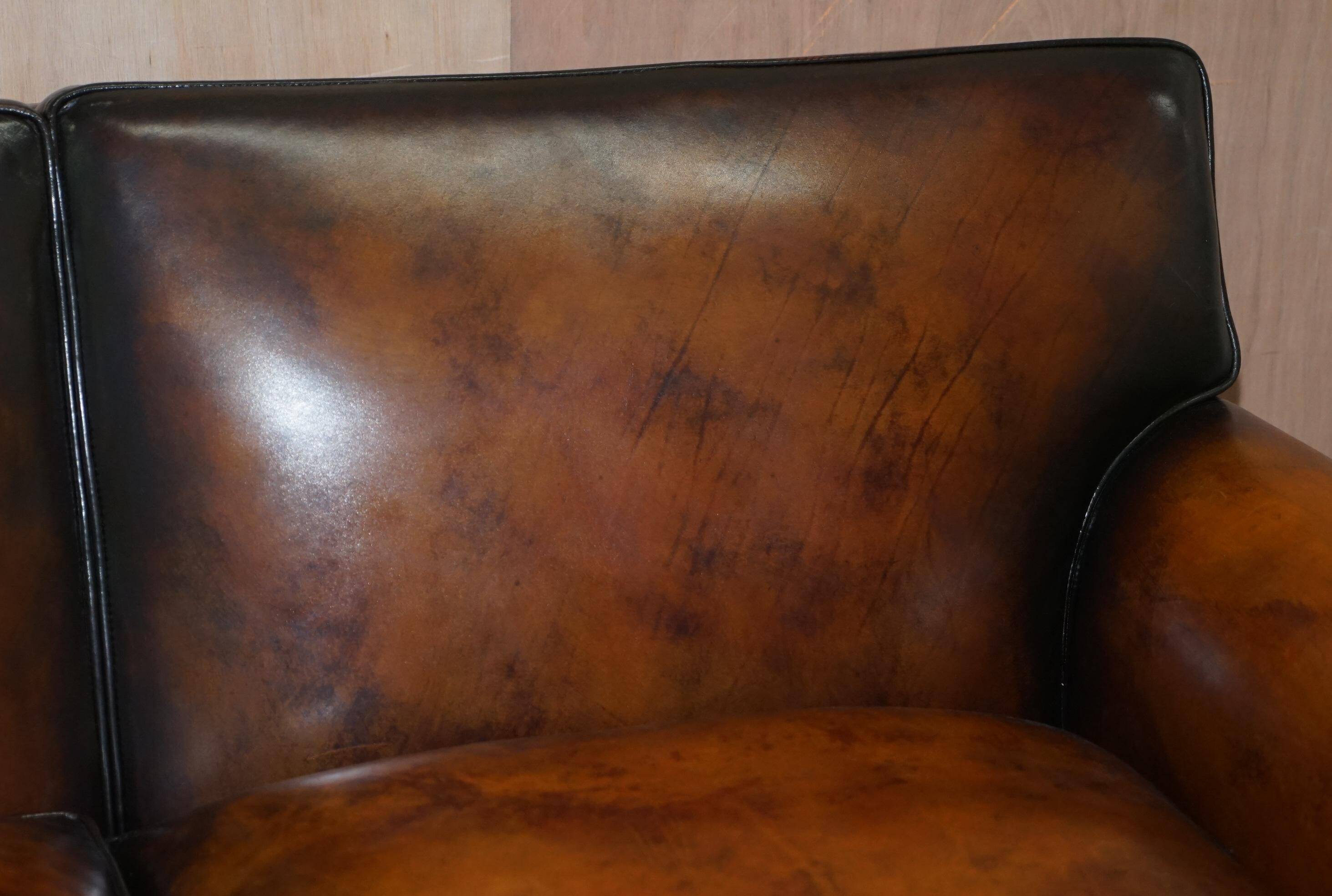 Two-seater canapé in aged leather, Victorian style.