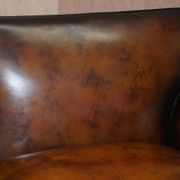 Two-seater canapé in aged leather, Victorian style.