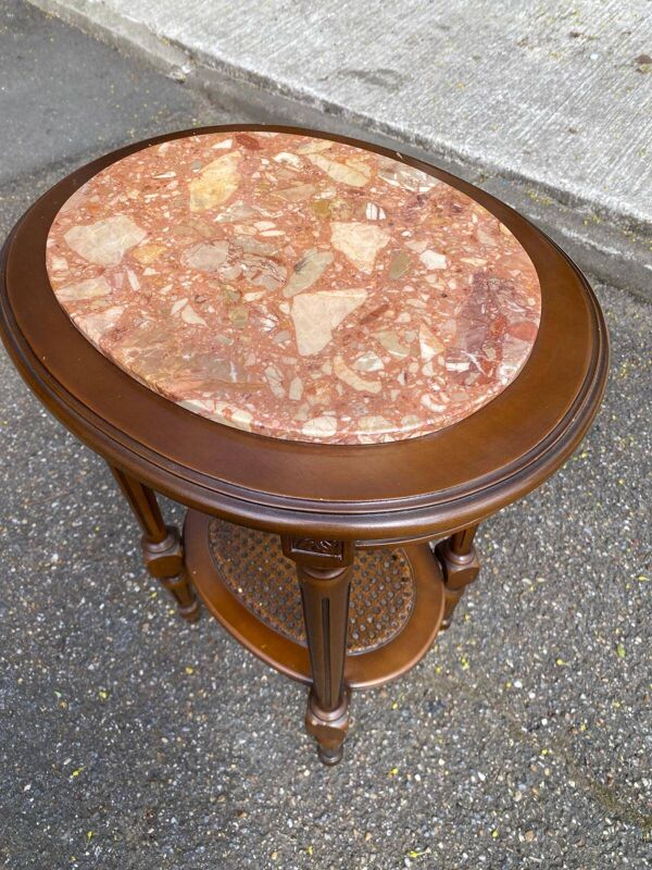 Guéridon ovale Louis XVI sculpté en merisier massif avec marbre rose