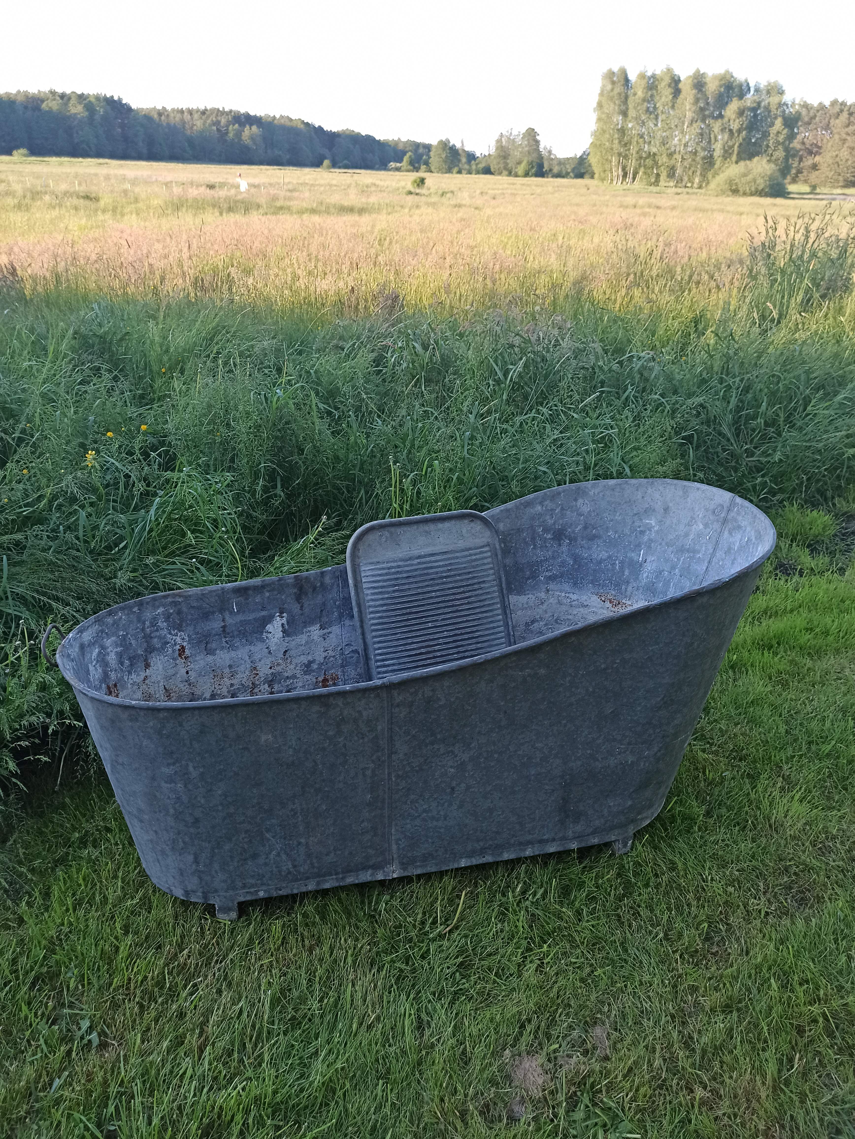 Ancienne baignoire en zinc pour le jardin.