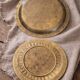 Lot de 2 plateaux en laiton repoussé