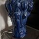 Lampe à poser vintage en céramique bleue et globe blanc plissé