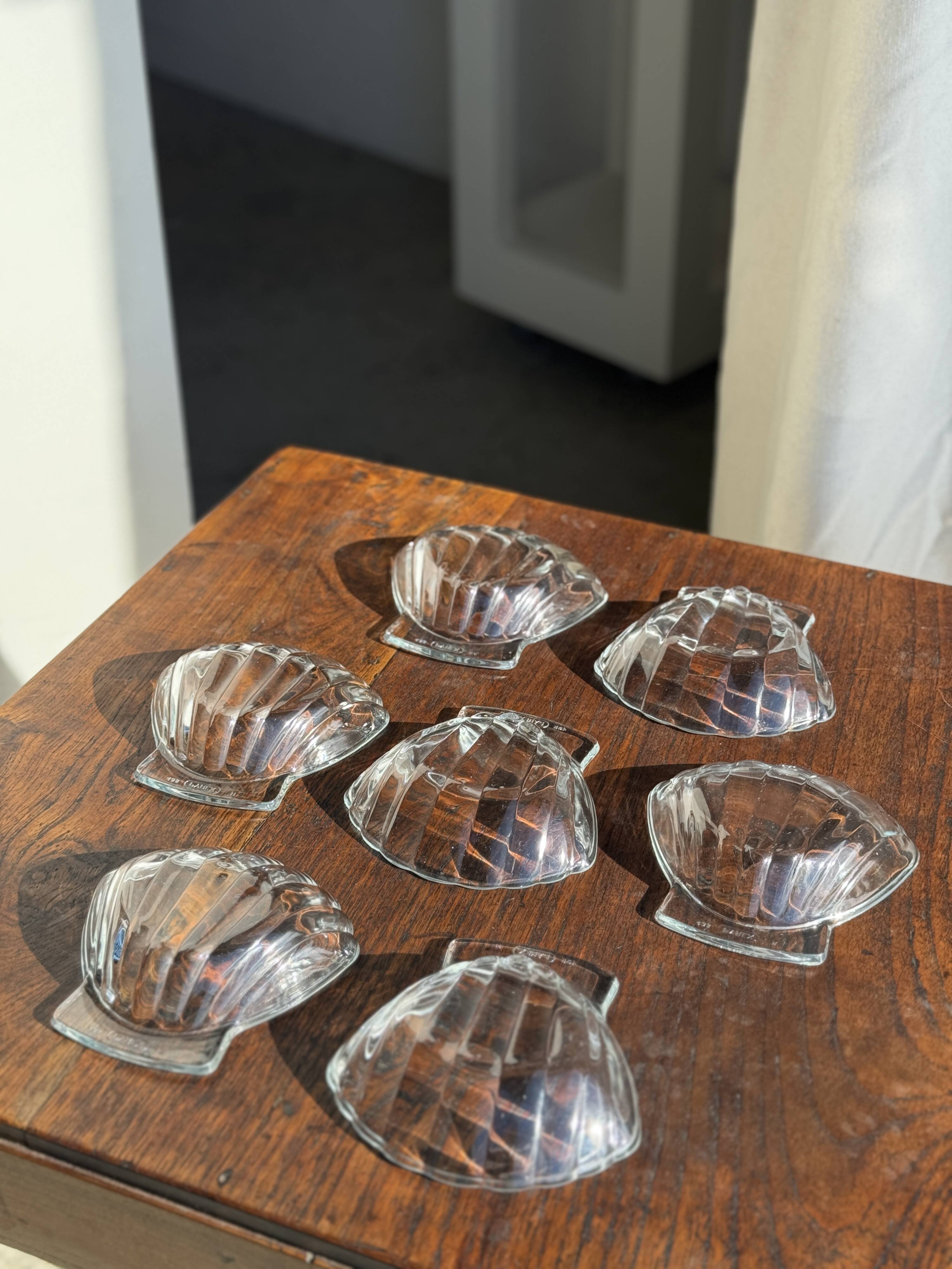 7 vintage shell-shaped bowls in Pyrex glass from France