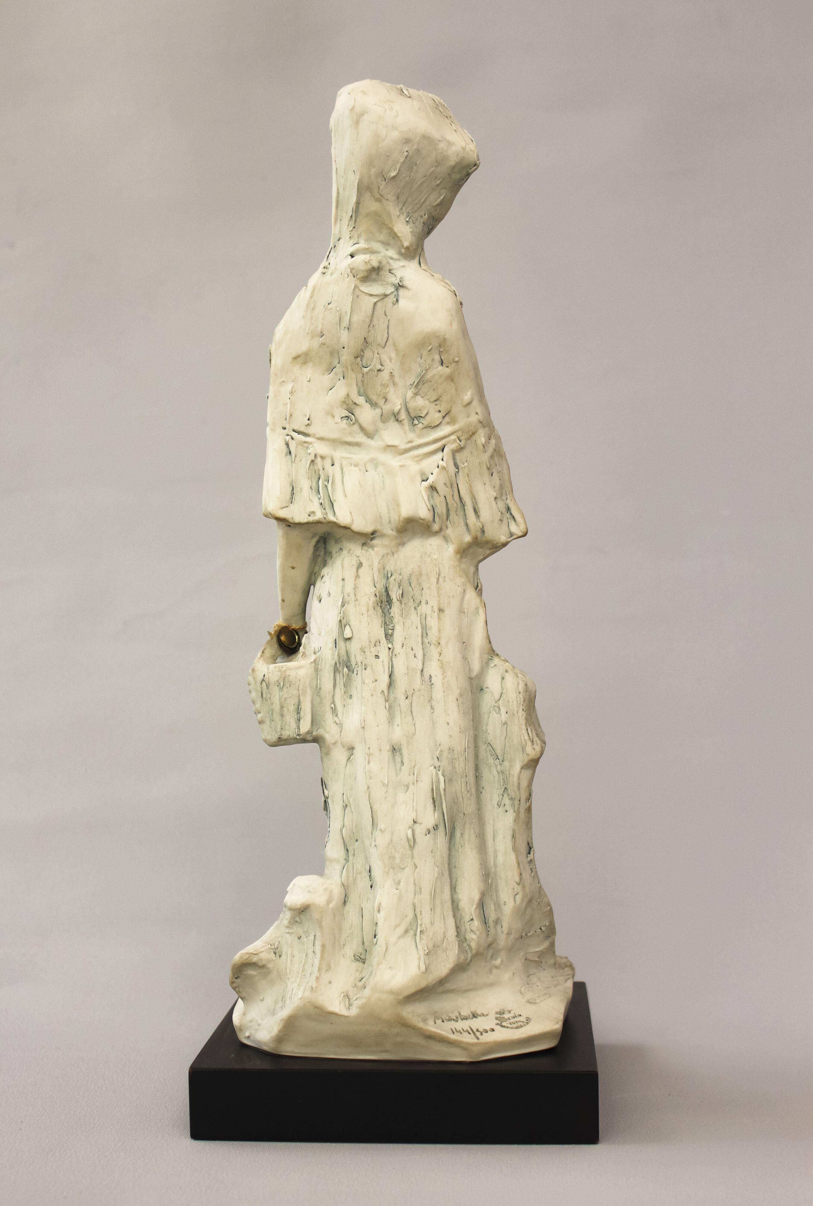 Figura femenina de porcelana. Contemporary escultura by author.