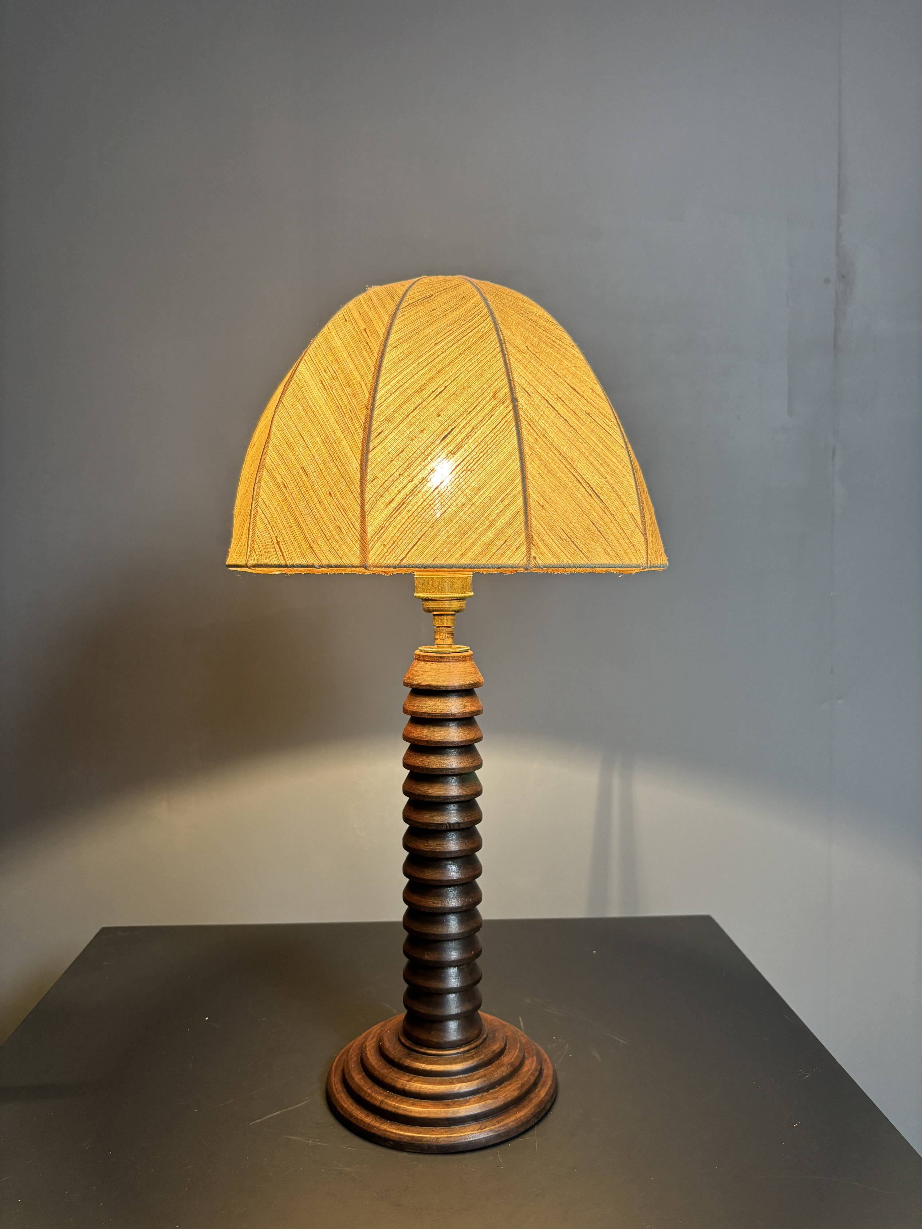 Lampe de table en bois tourné brutaliste du milieu du siècle dans le style de Charles Dudouyt, années 1950.