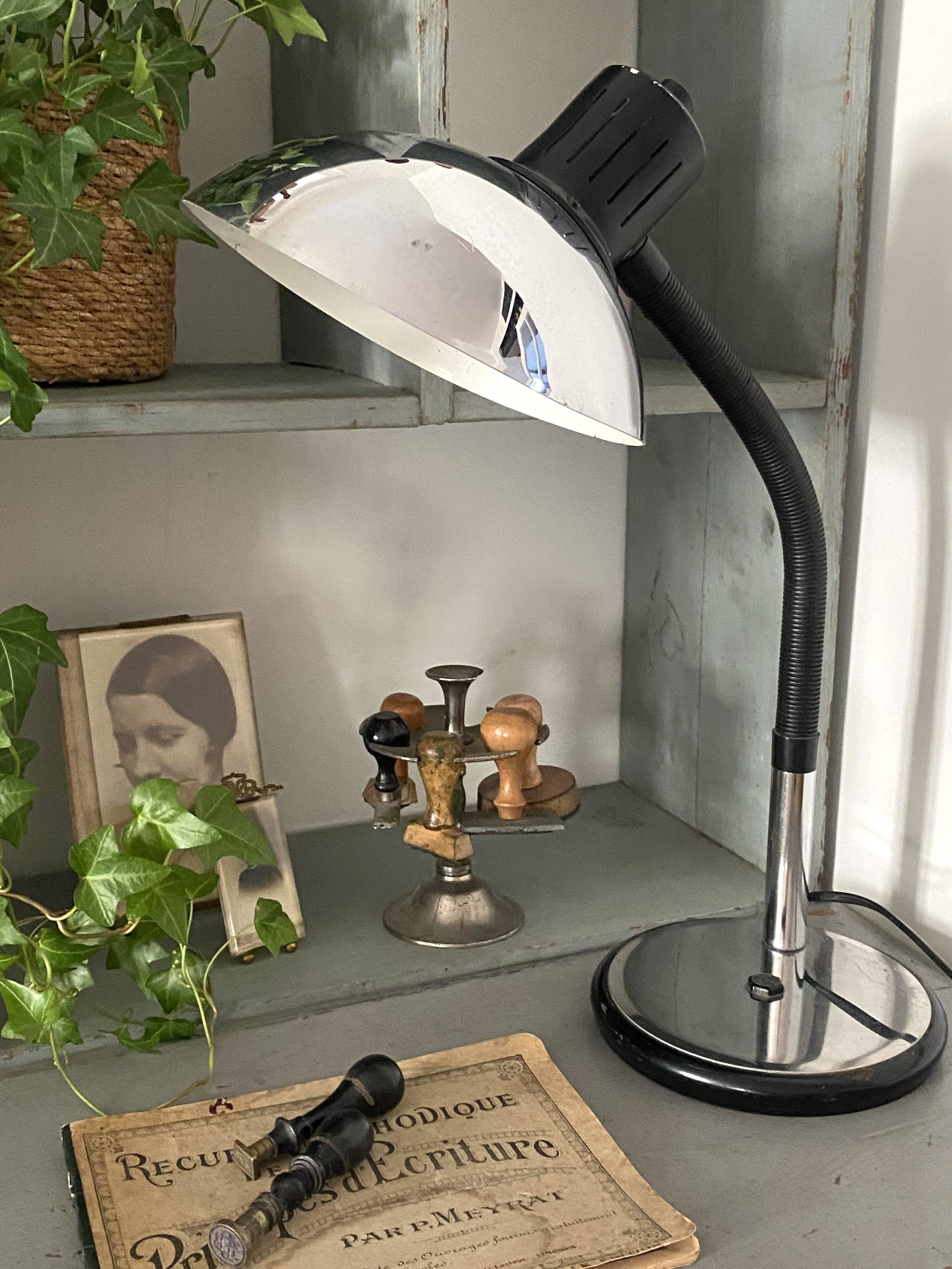 Articulated desk lamp
