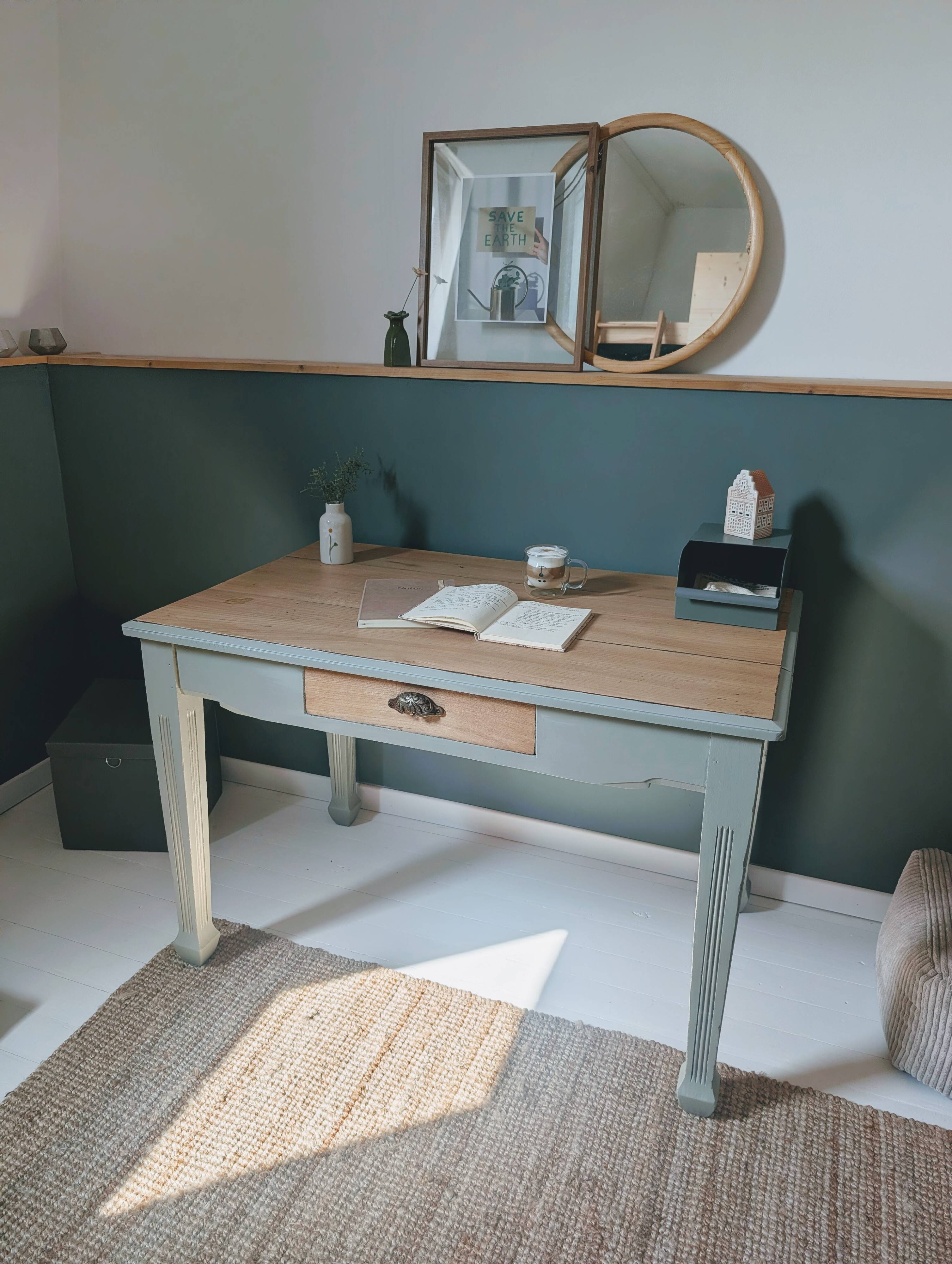 Bureau ancien rénové en bois et vert grisé
