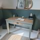 Bureau ancien rénové en bois et vert grisé