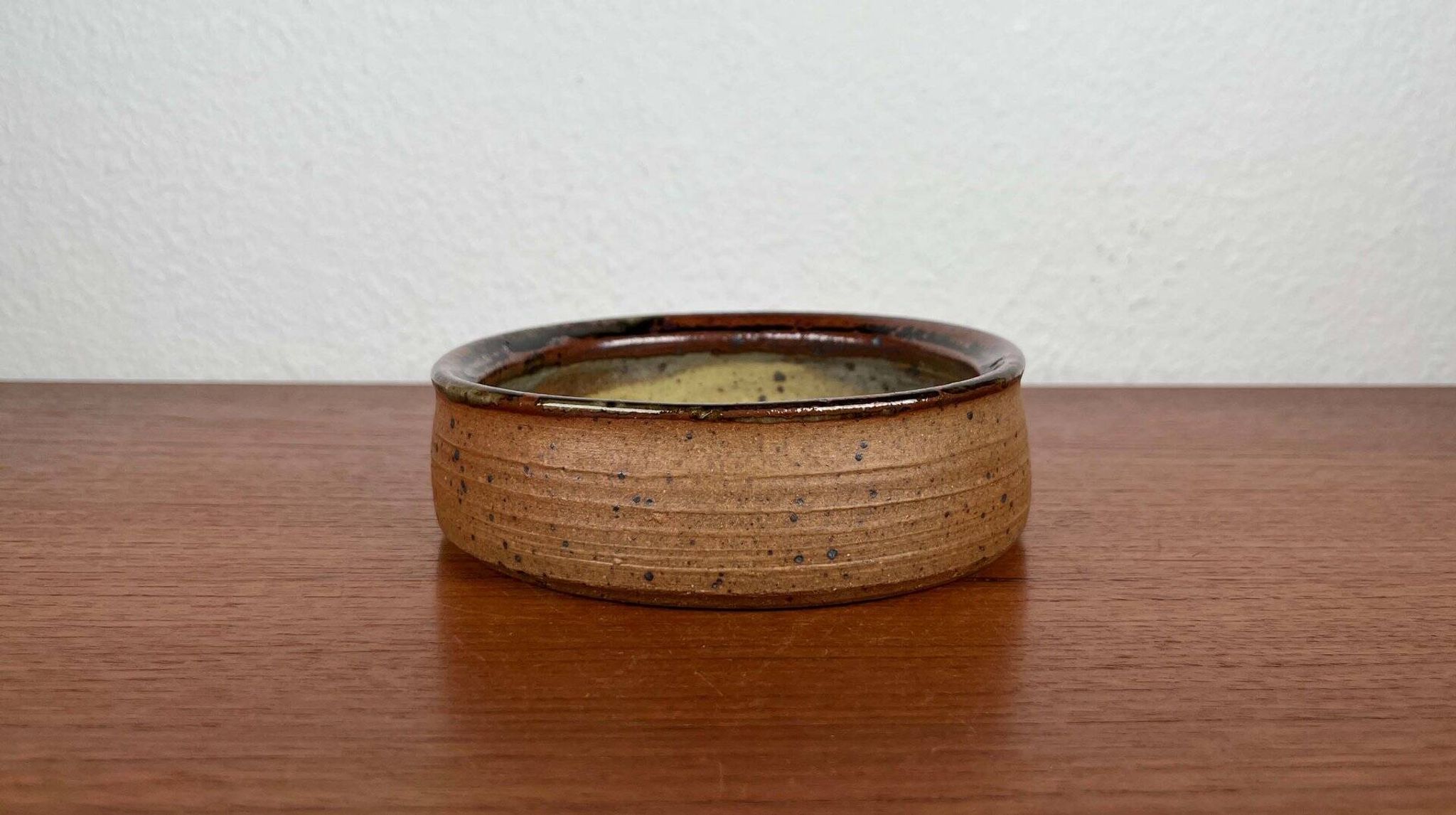 Mid-century modern Danish studio pottery bowl by Bente Lemche, 1960s.