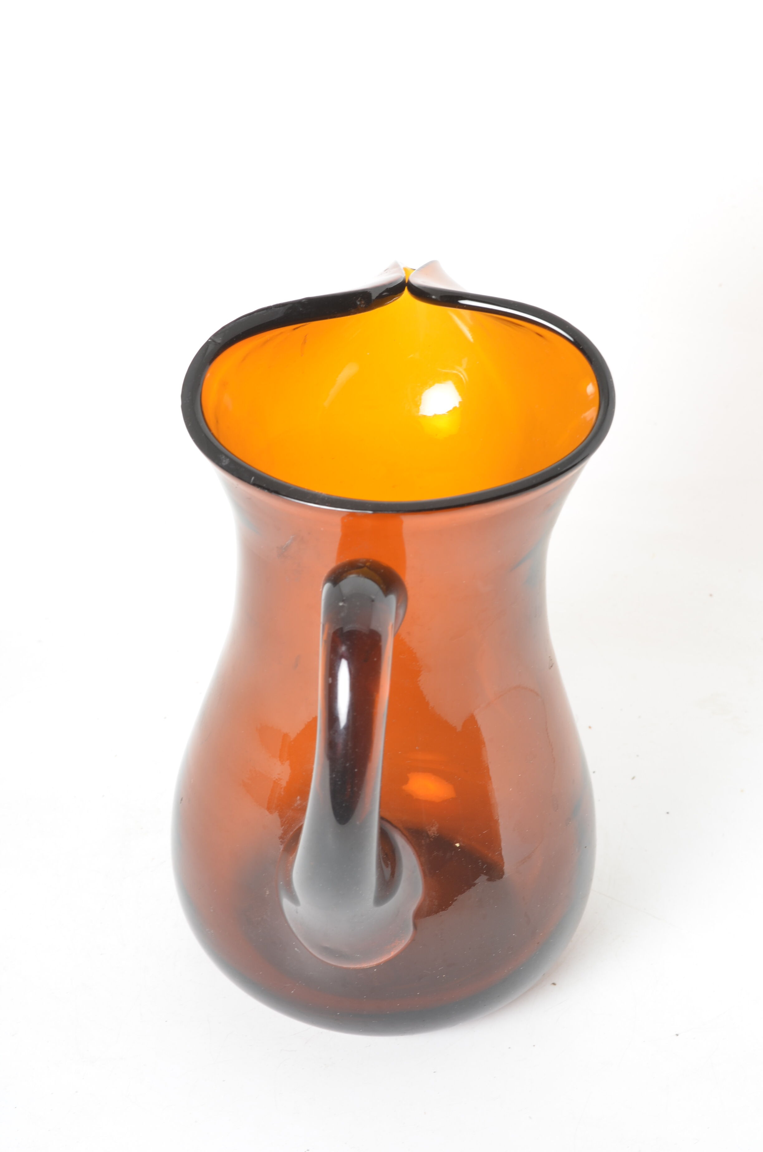Carafe ambrée en verre soufflé