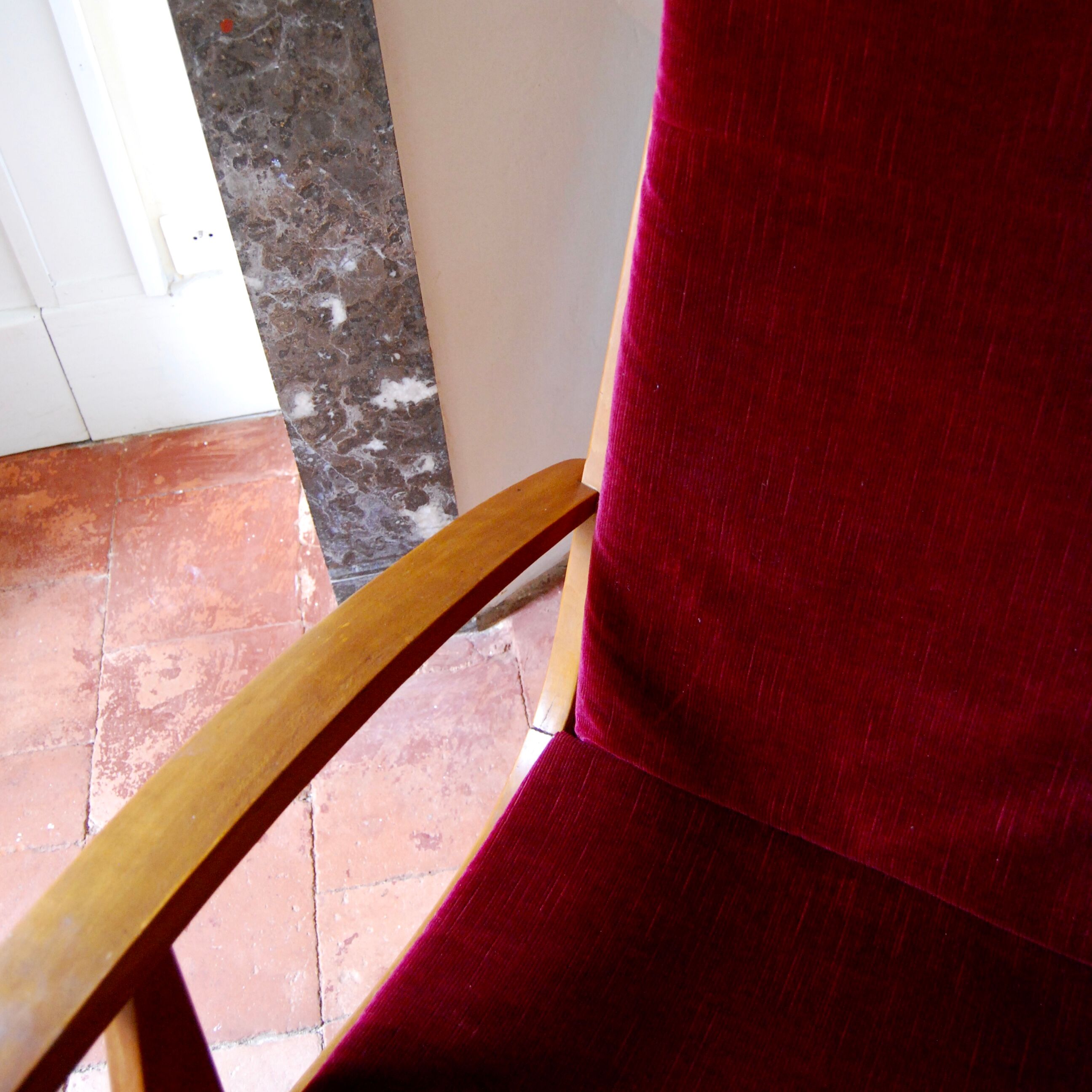Chair binds Scandinavian red wine