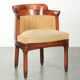 Chaise d'appoint avec un cadre en bois et un revêtement en tissu jaune.
