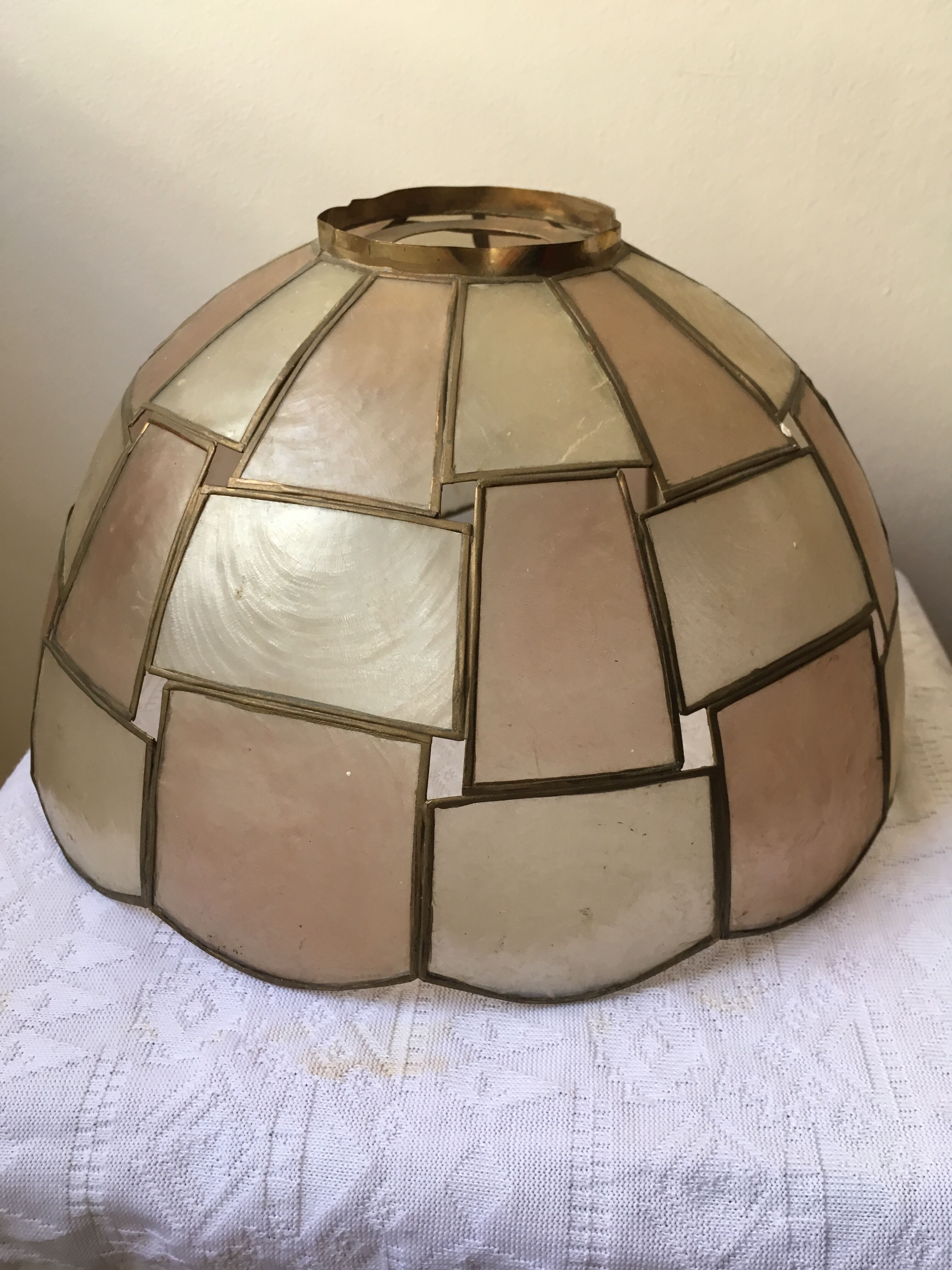 Mother-of-pearl and brass suspension with its collar