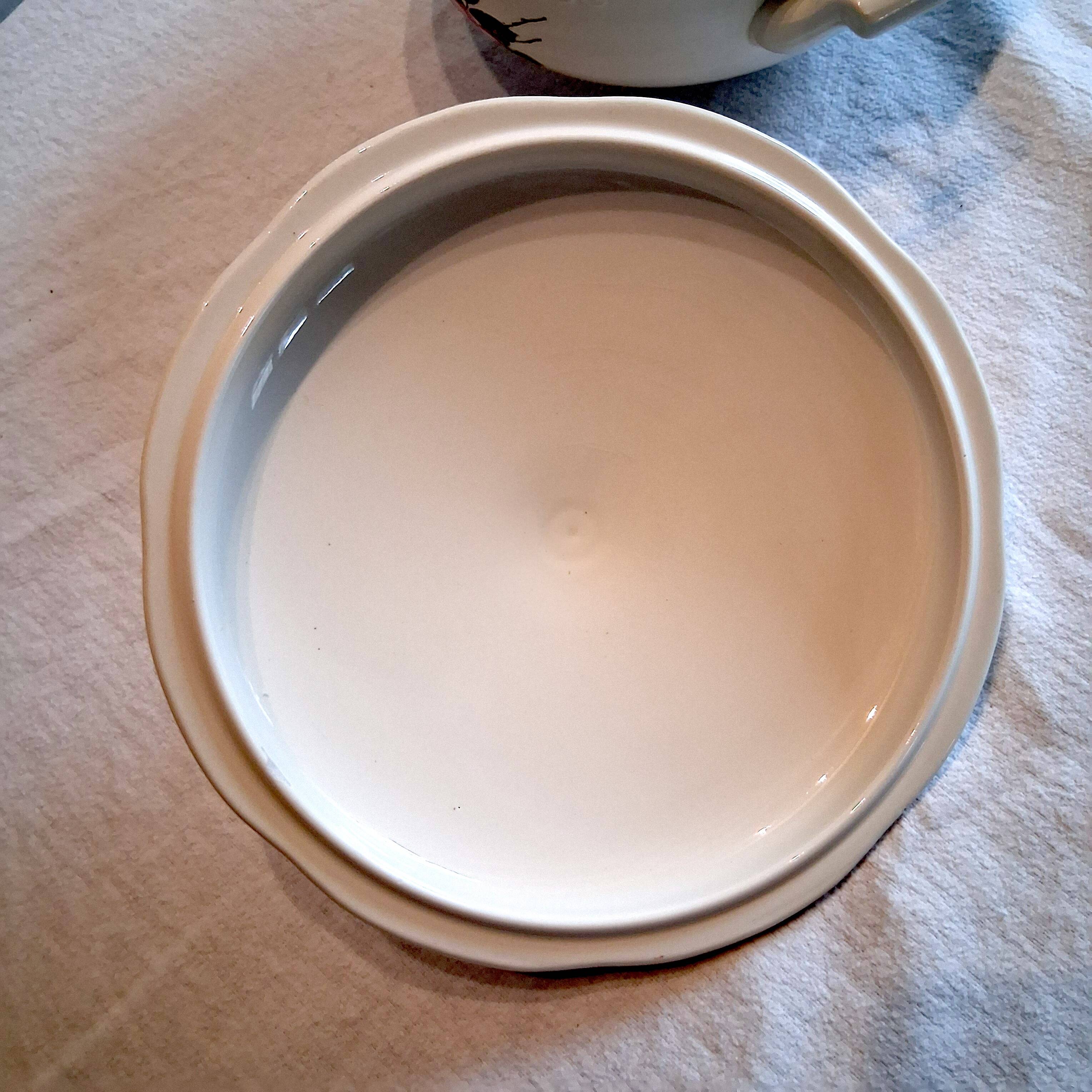 Very pretty soup tureen from Gien model "Chinon" in very good condition.