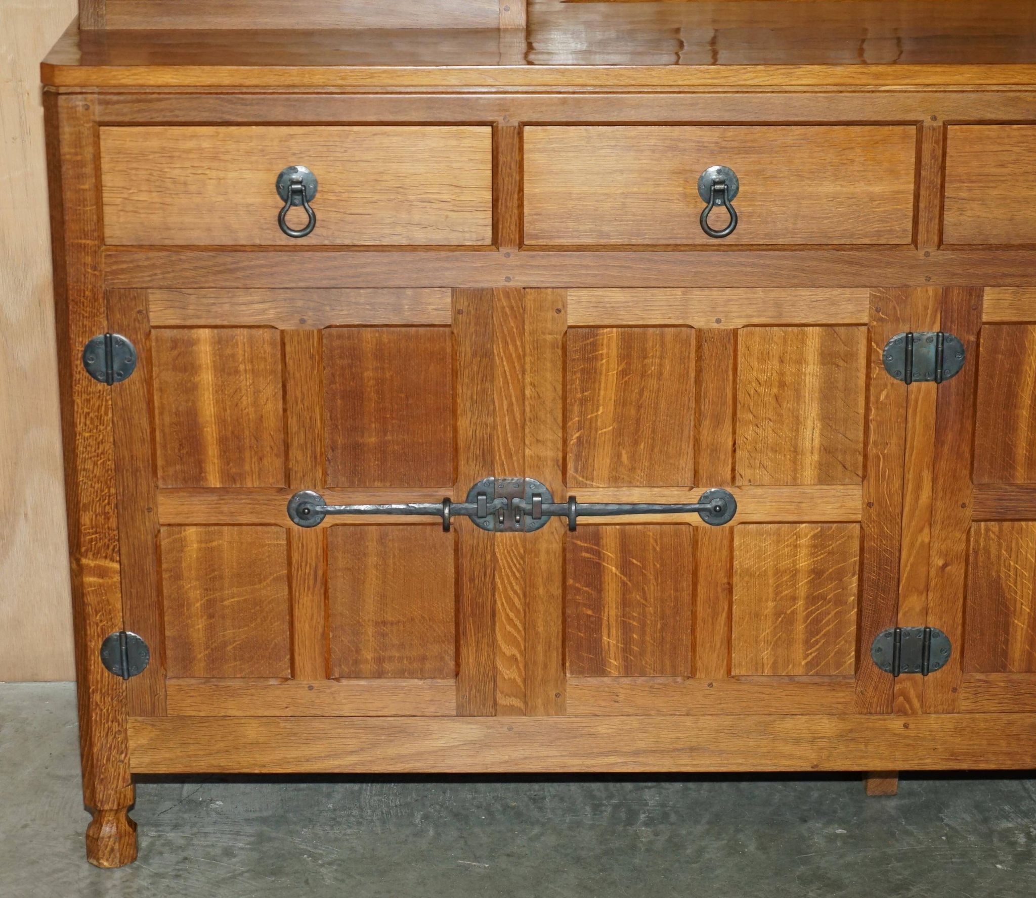 Buffet vitrine vintage Robert Mouseman Thompson en chêne avec étagères et éclairage