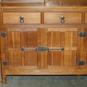 Buffet vitrine vintage Robert Mouseman Thompson en chêne avec étagères et éclairage